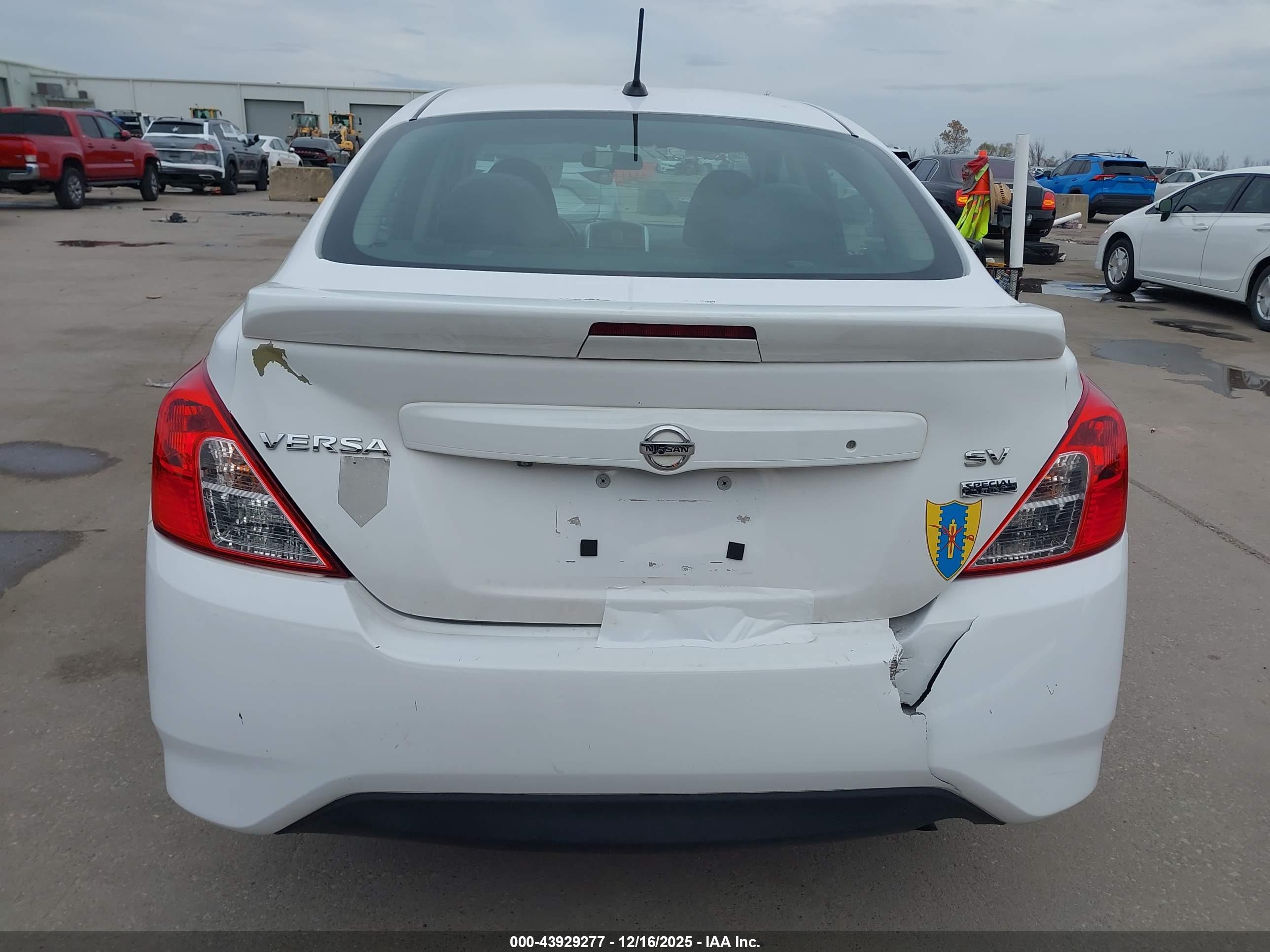 NISSAN VERSA image 6