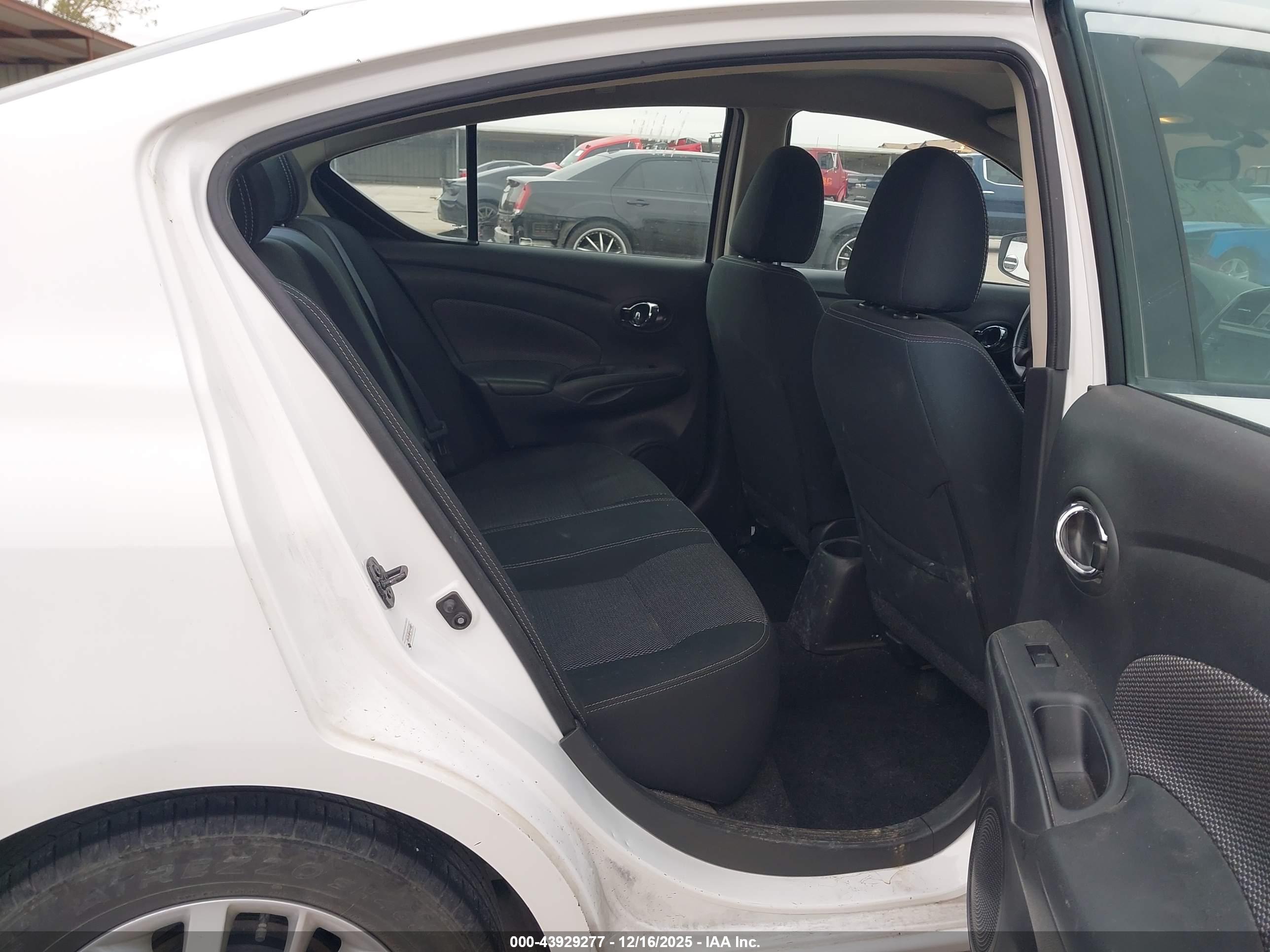 NISSAN VERSA image 8