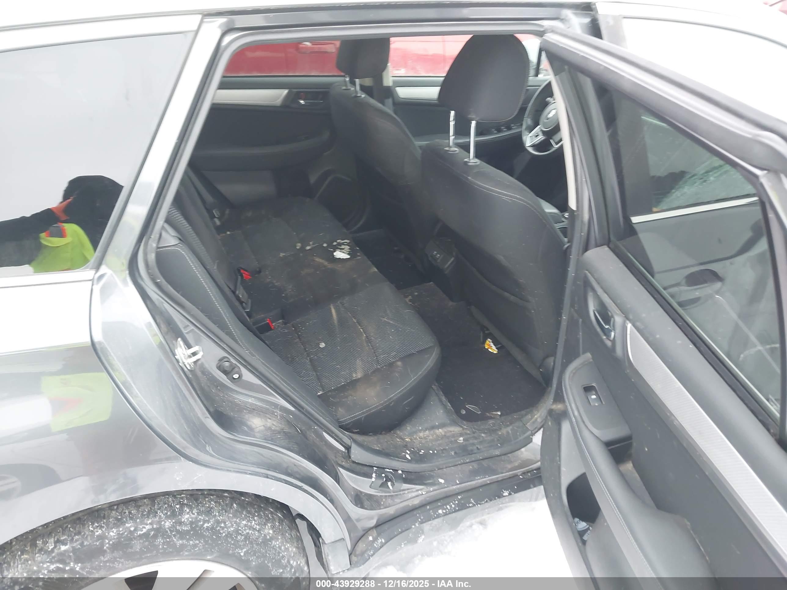 SUBARU OUTBACK image 8