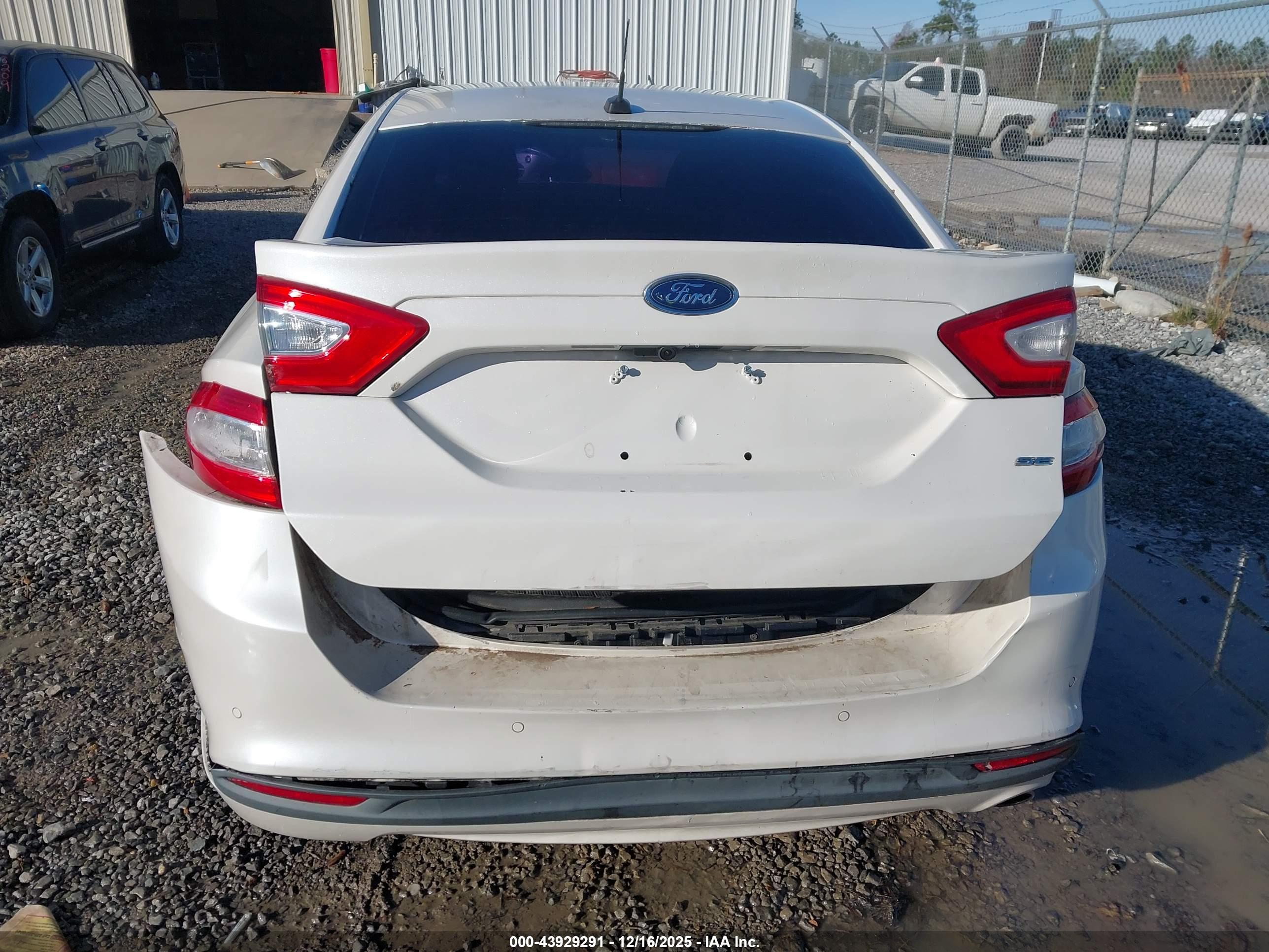FORD FUSION image 6