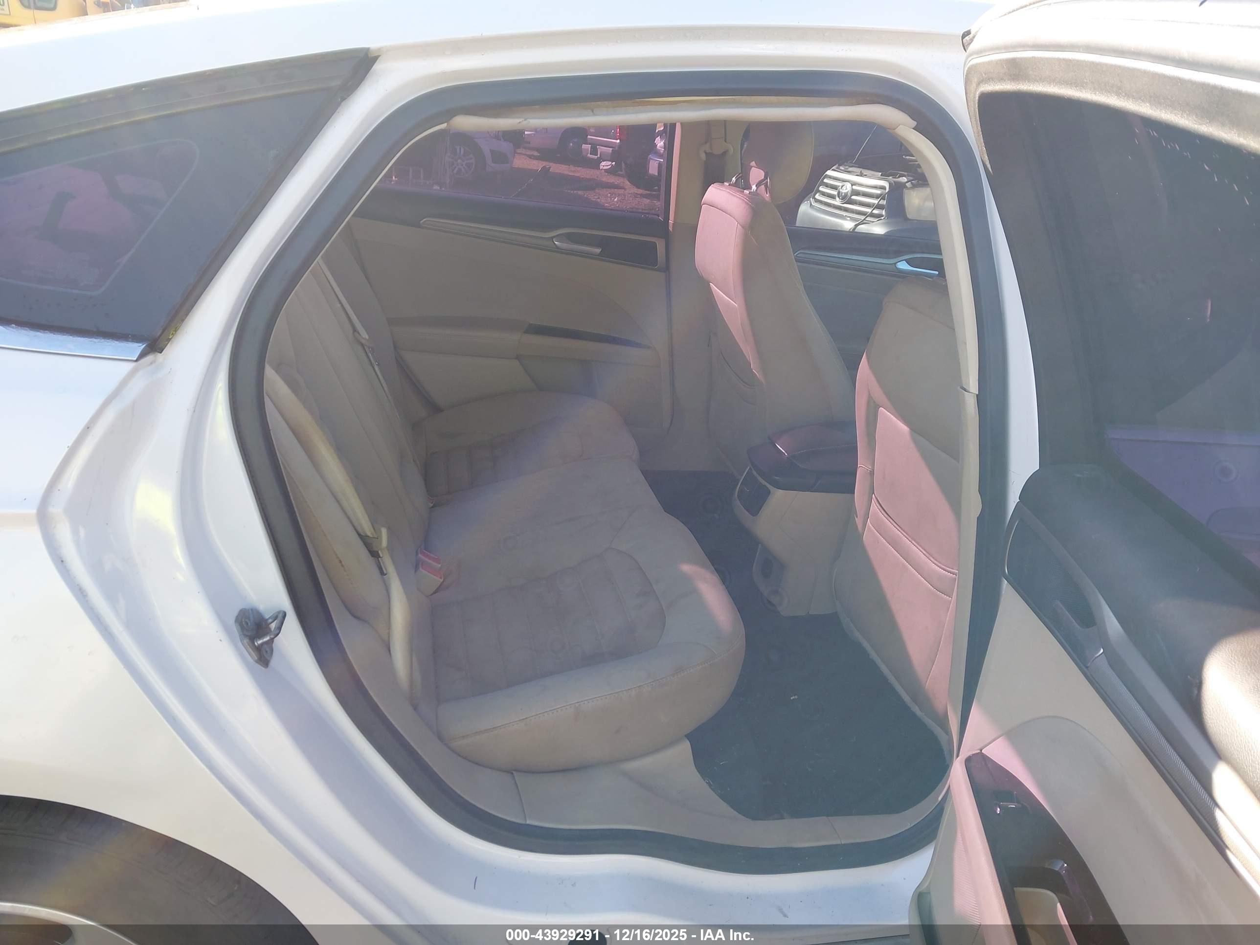 FORD FUSION image 8
