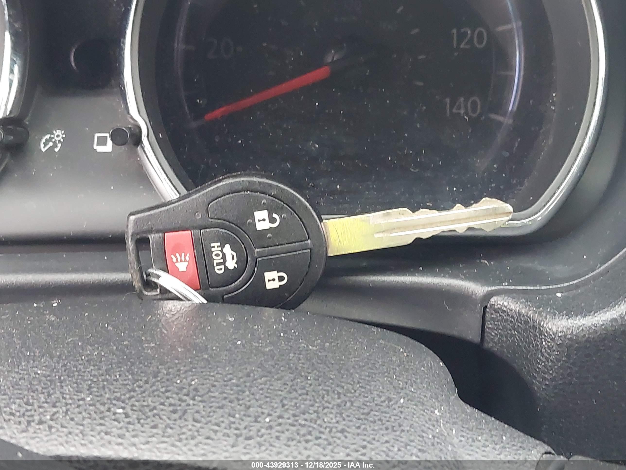 NISSAN VERSA image 11