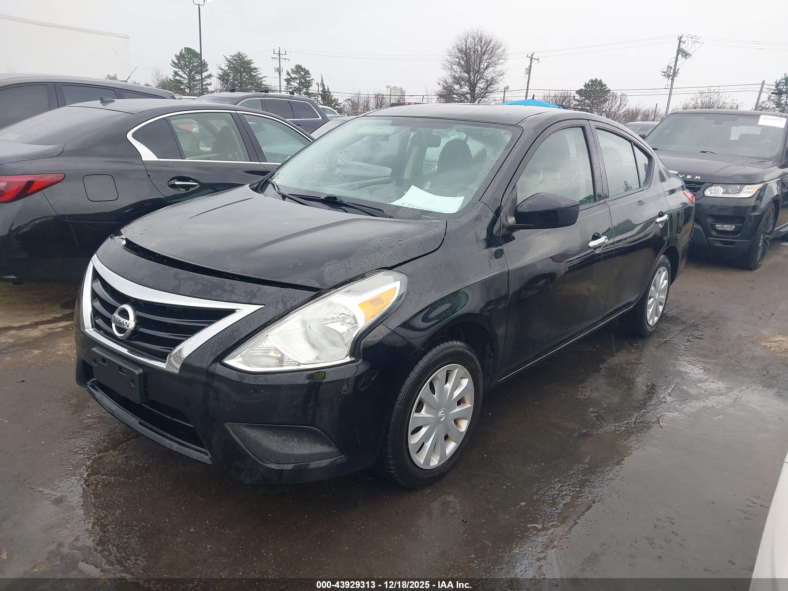 NISSAN VERSA image 2