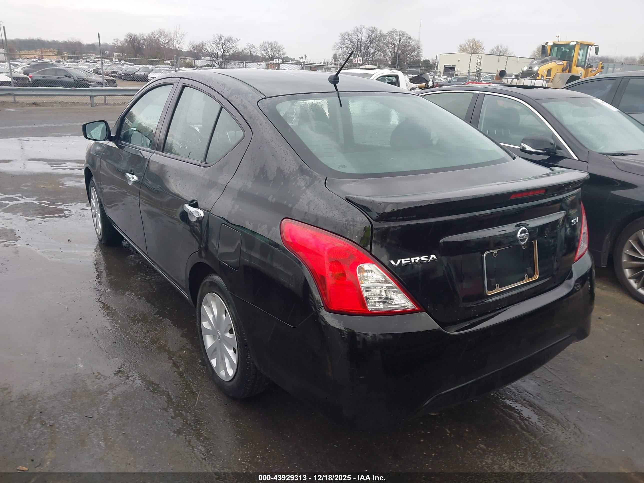 NISSAN VERSA image 3