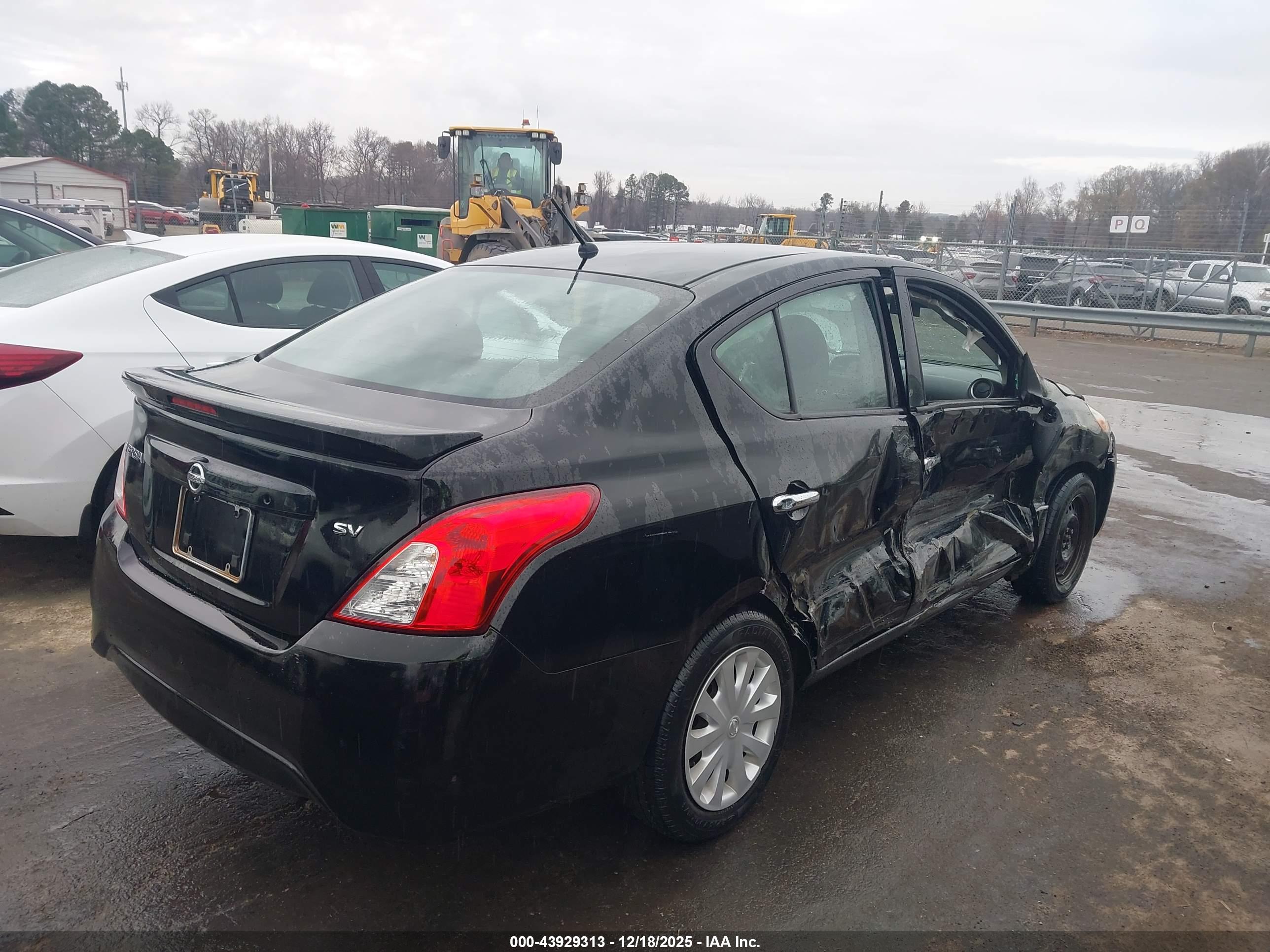 NISSAN VERSA image 4