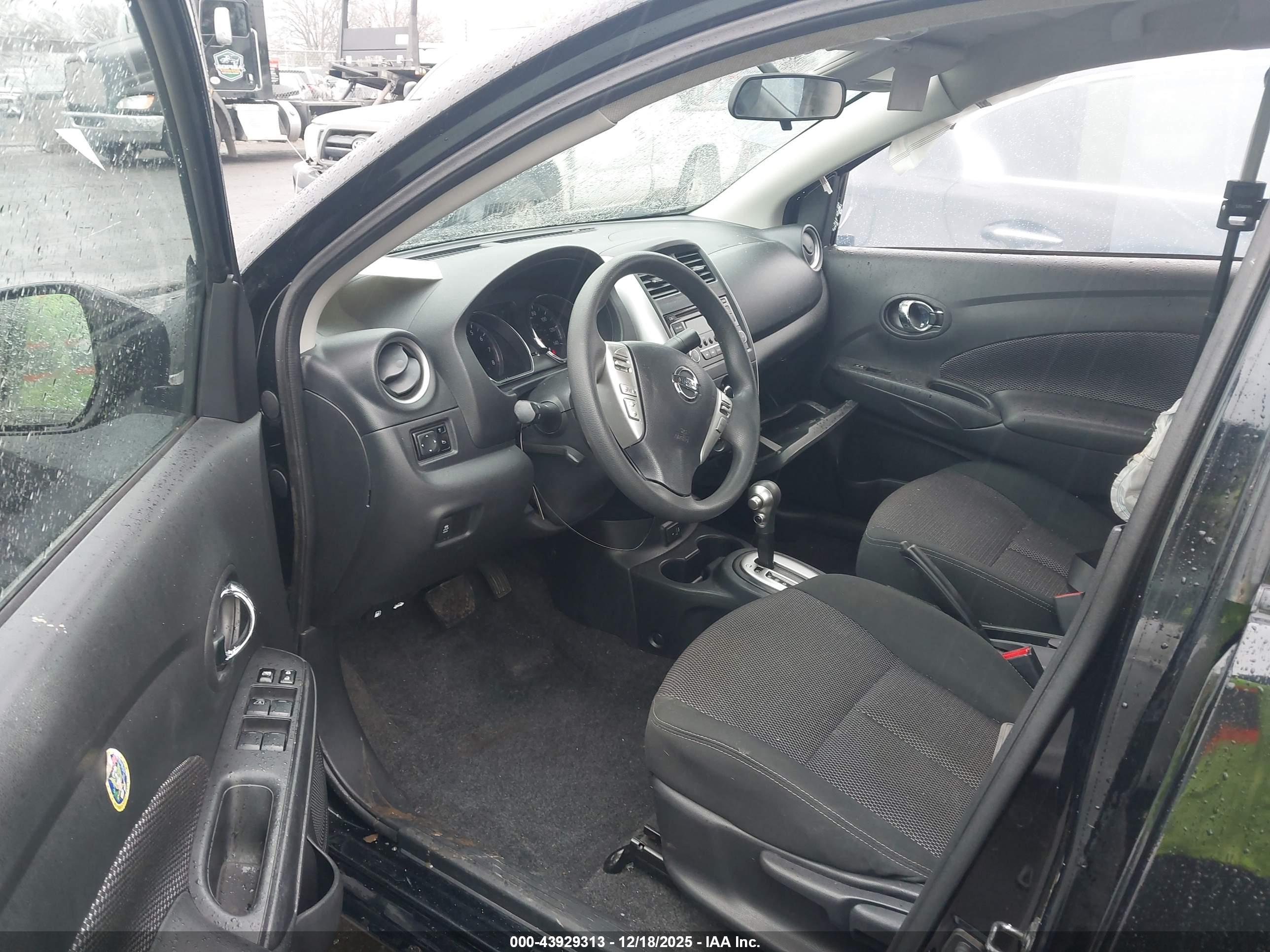 NISSAN VERSA image 5