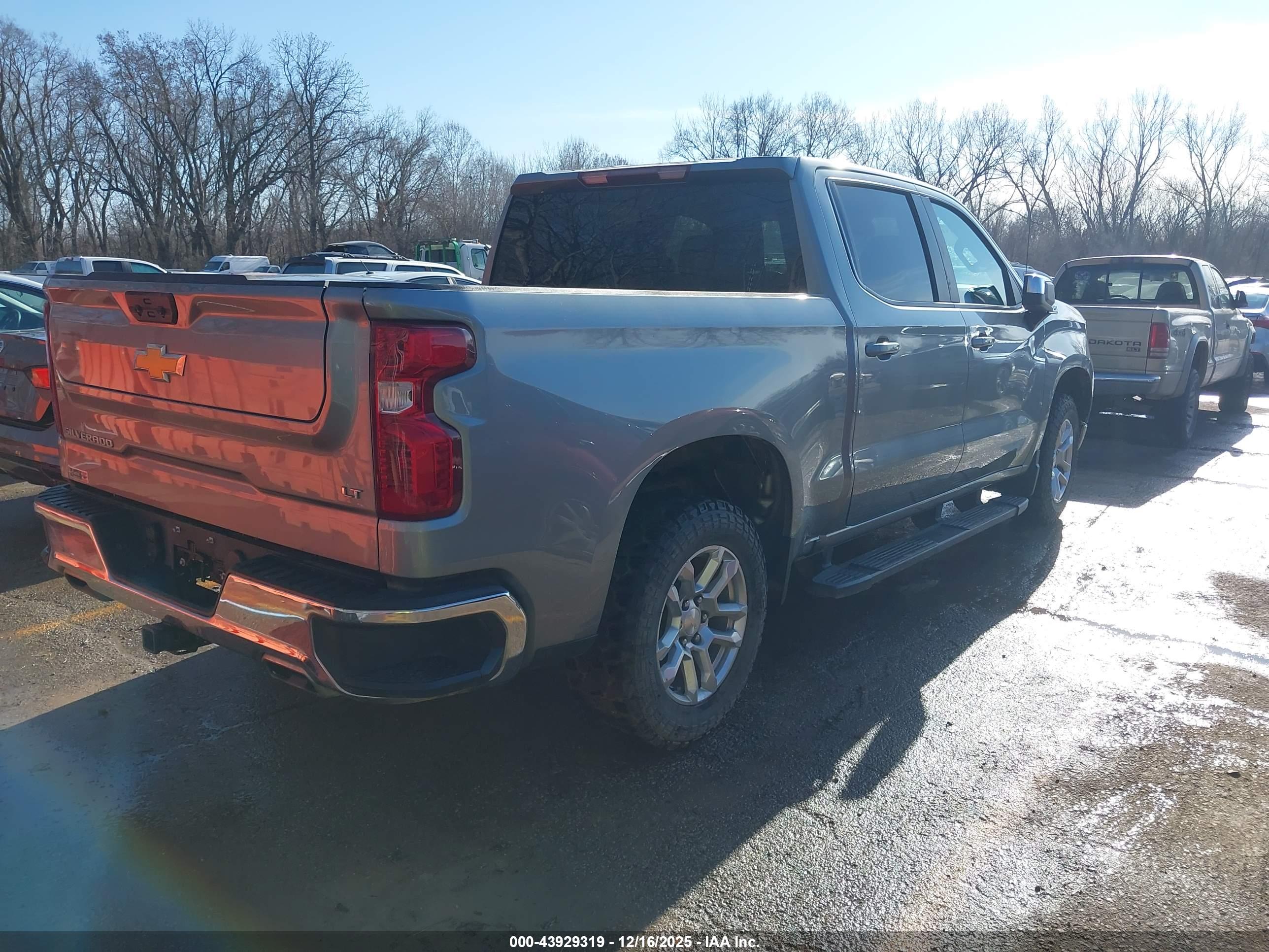 CHEVROLET SILVERADO image 4