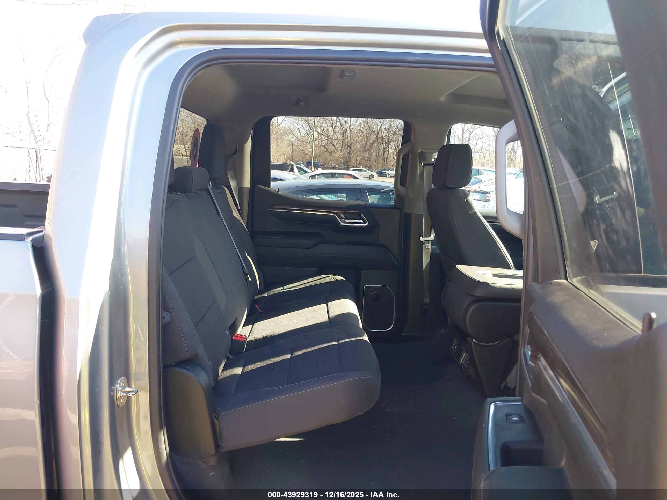 CHEVROLET SILVERADO image 8