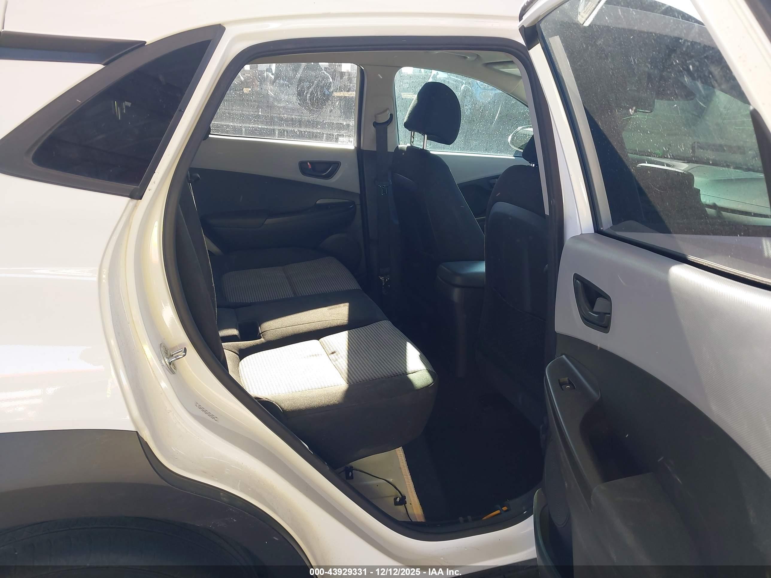 HYUNDAI KONA image 8