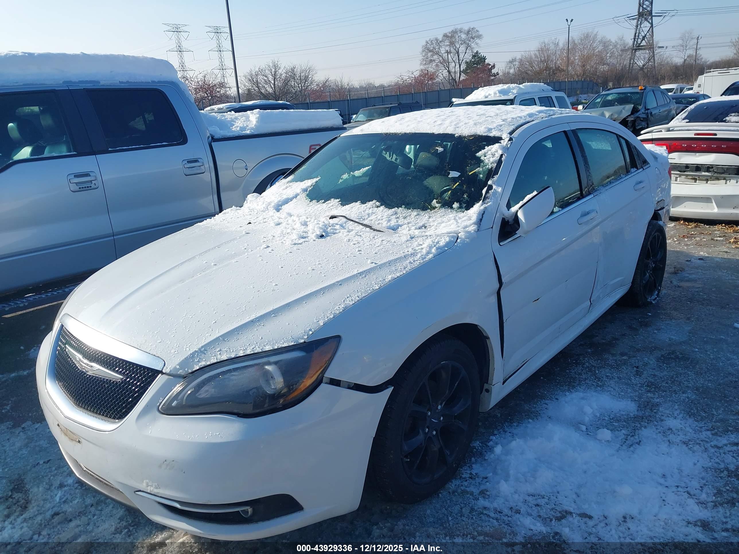 CHRYSLER 200 image 2
