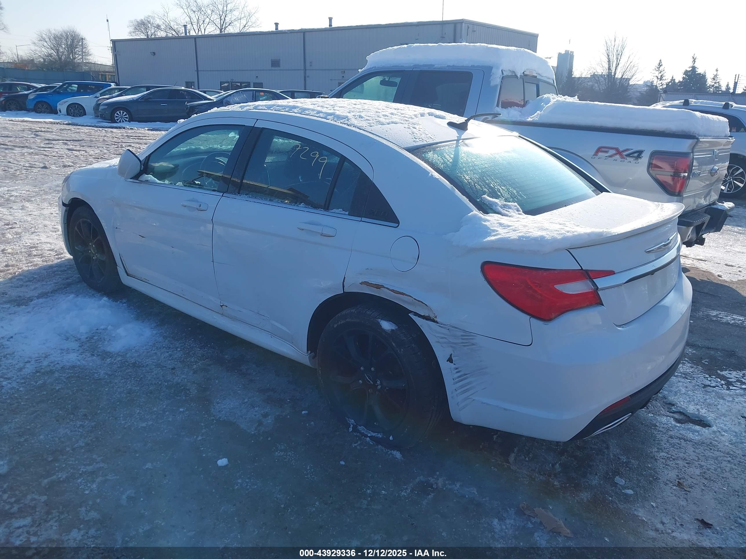CHRYSLER 200 image 3