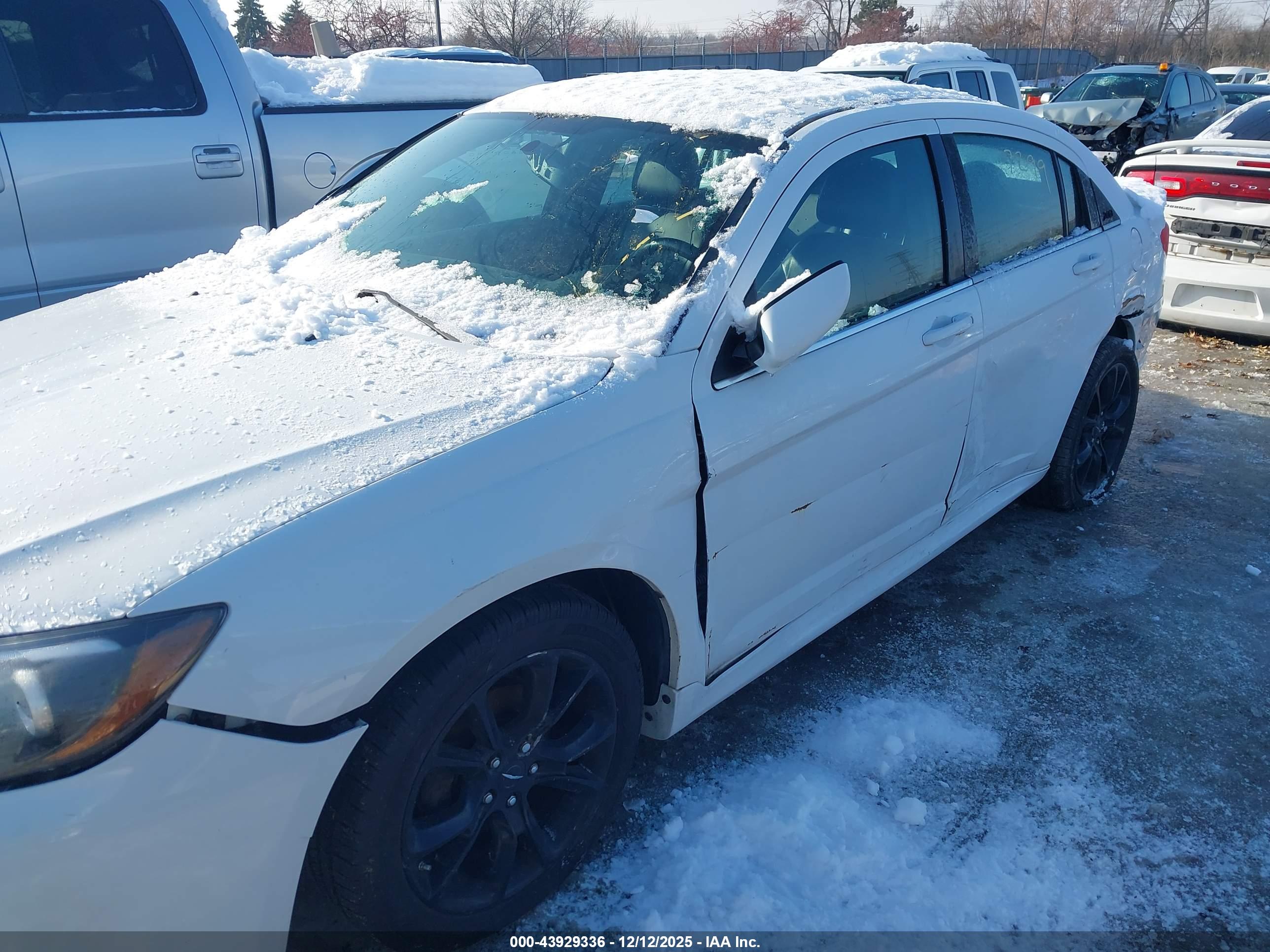 CHRYSLER 200 image 6