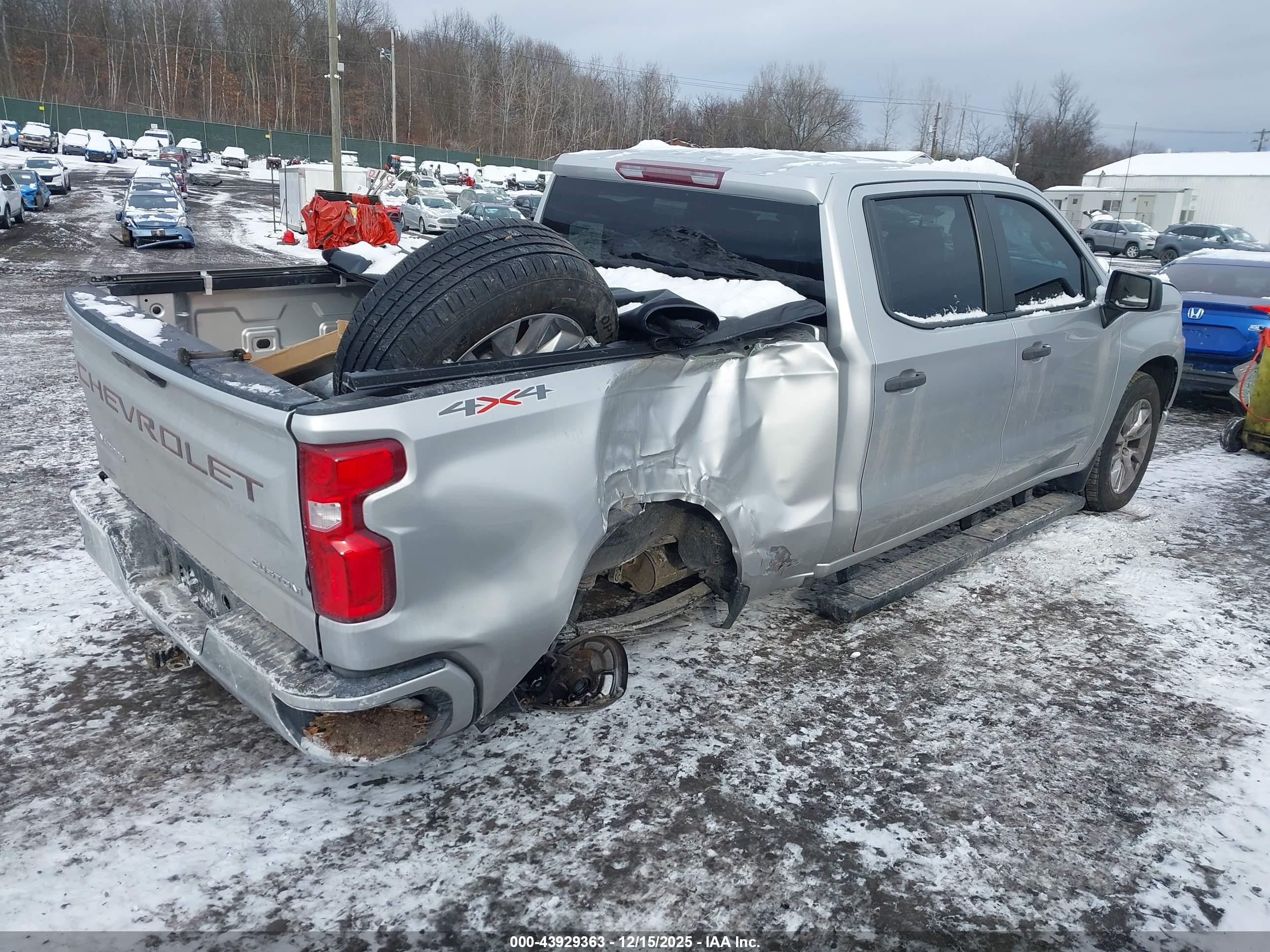 CHEVROLET SILVERADO image 4