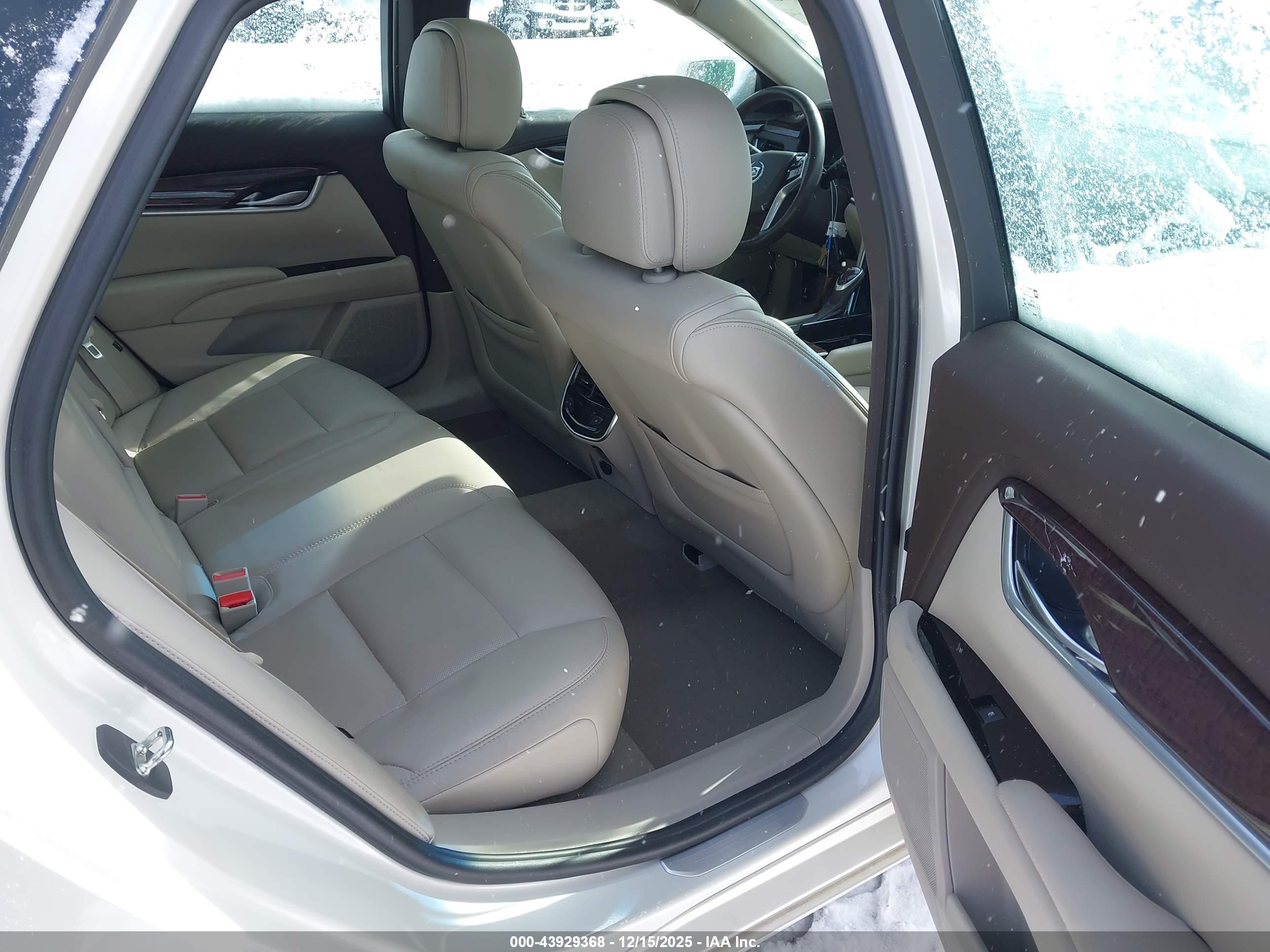 CADILLAC XTS image 8