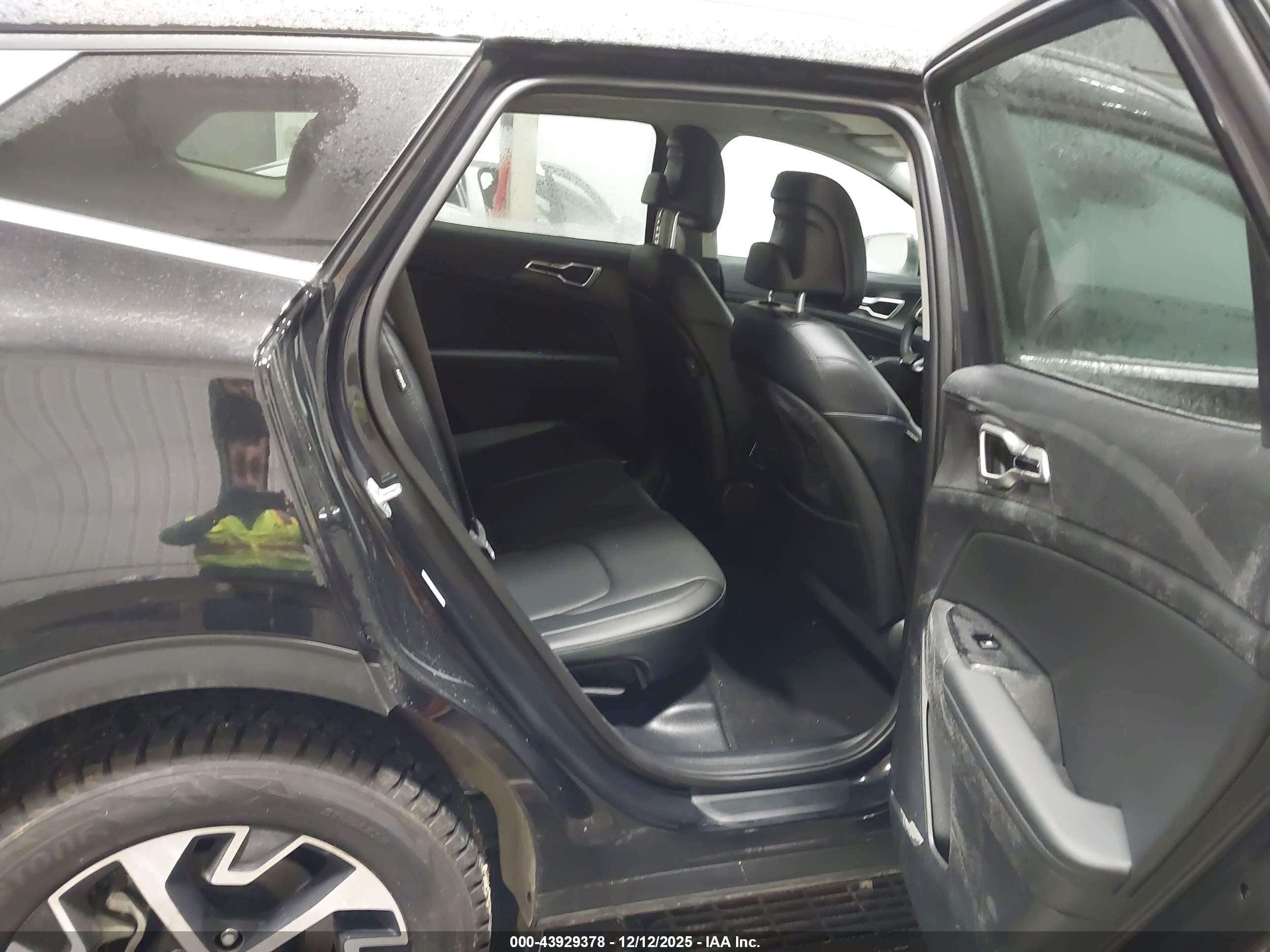 KIA SPORTAGE image 8