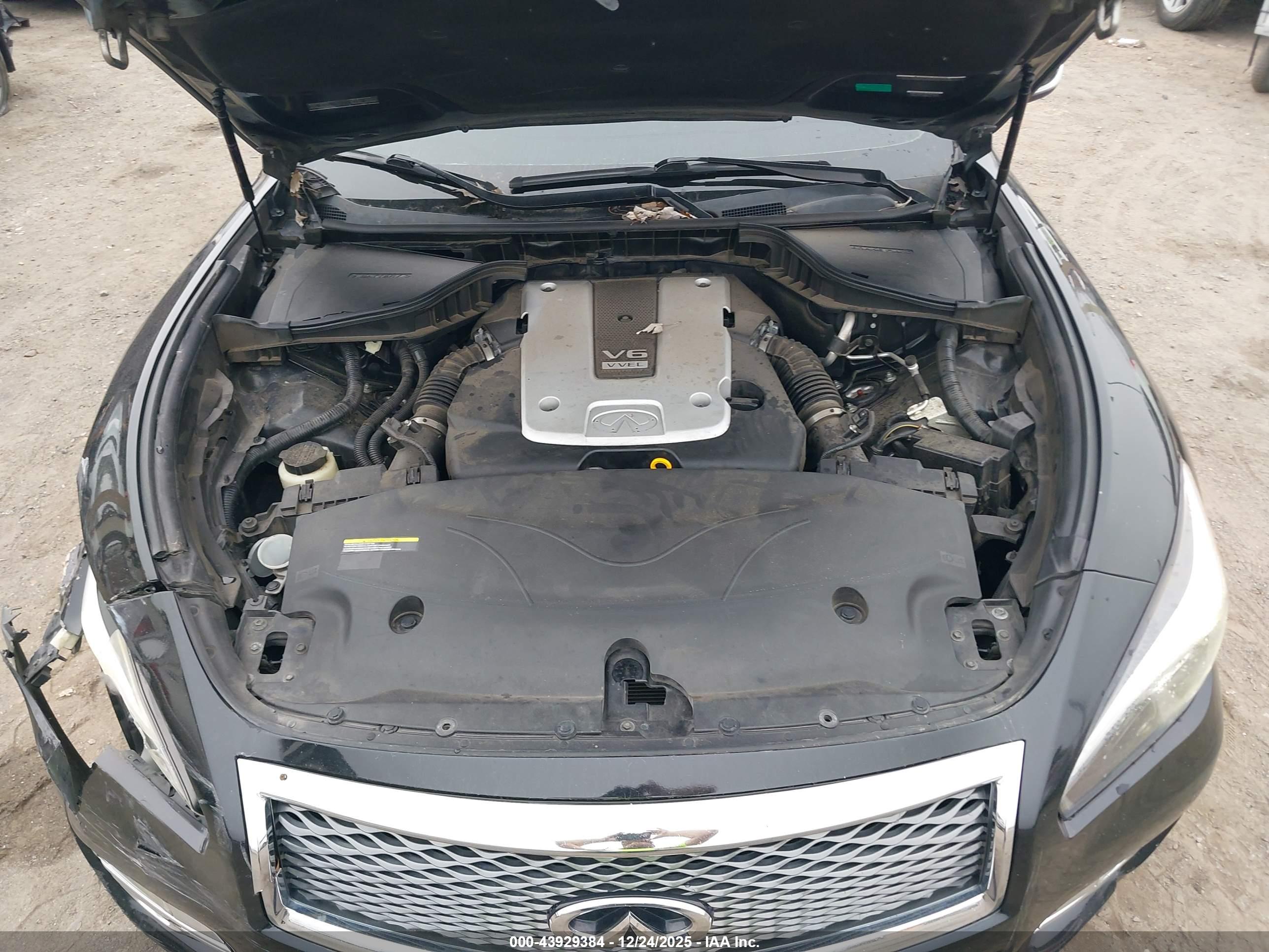 INFINITI Q70 image 10