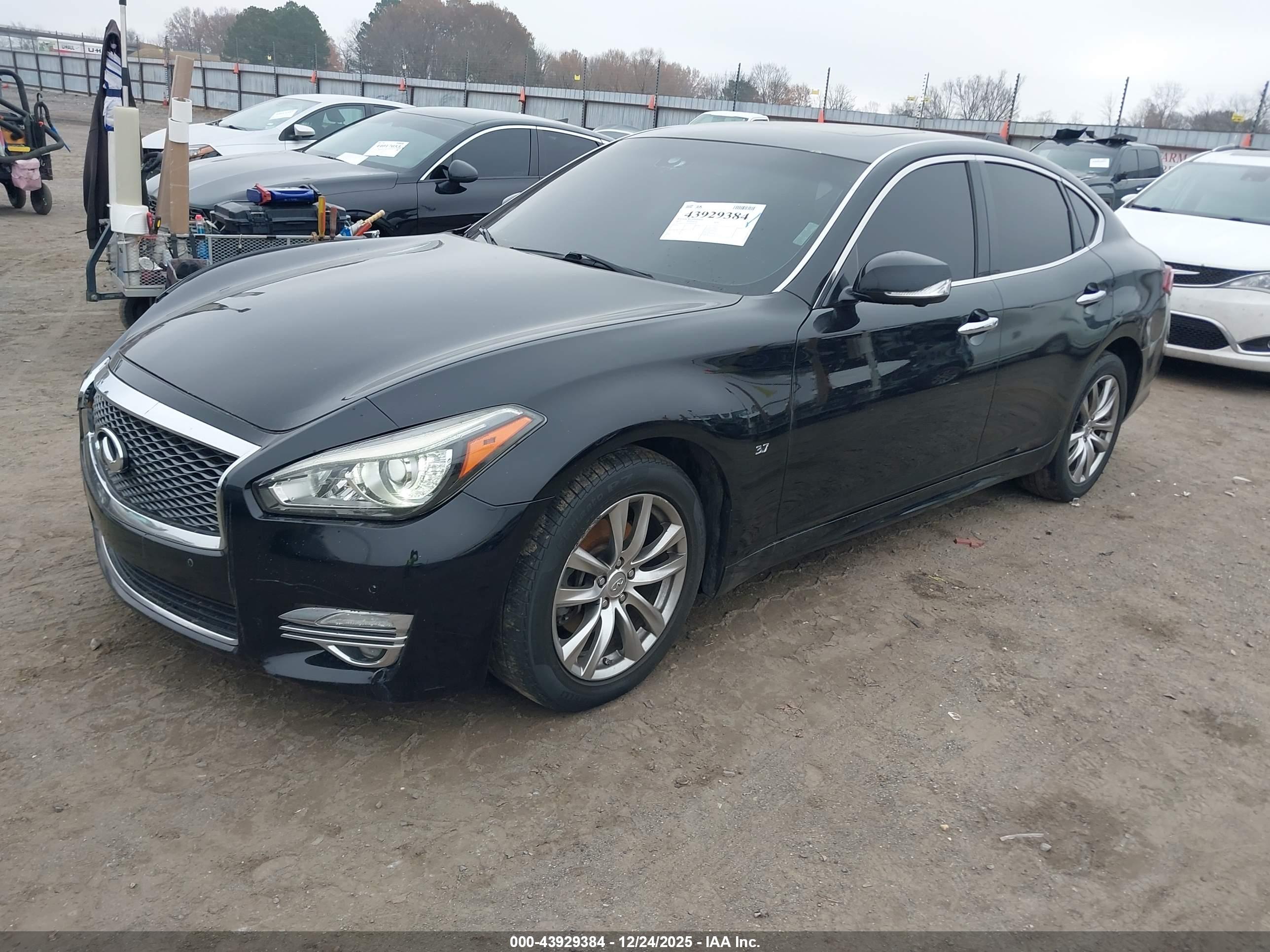 INFINITI Q70 image 2