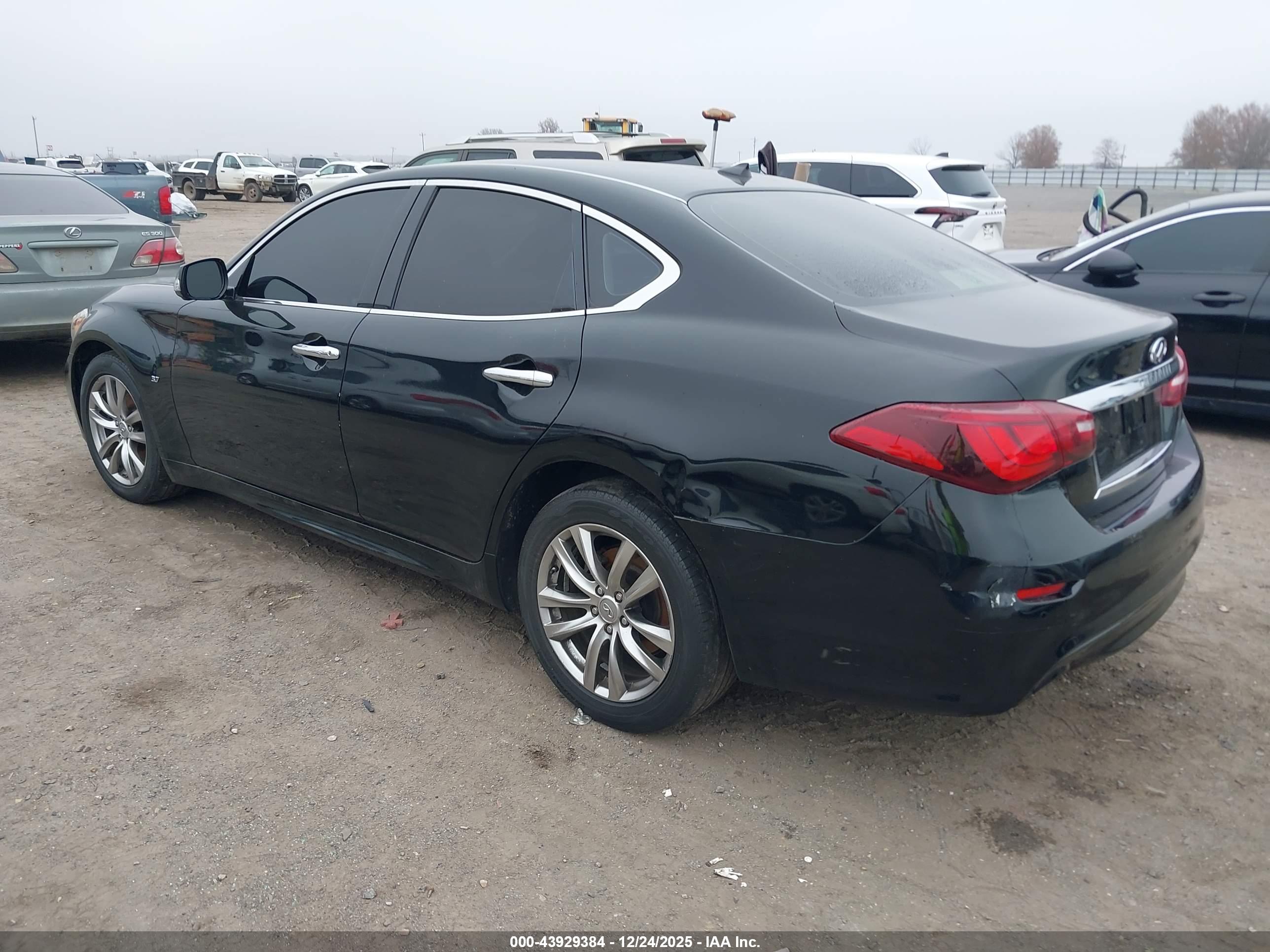 INFINITI Q70 image 3