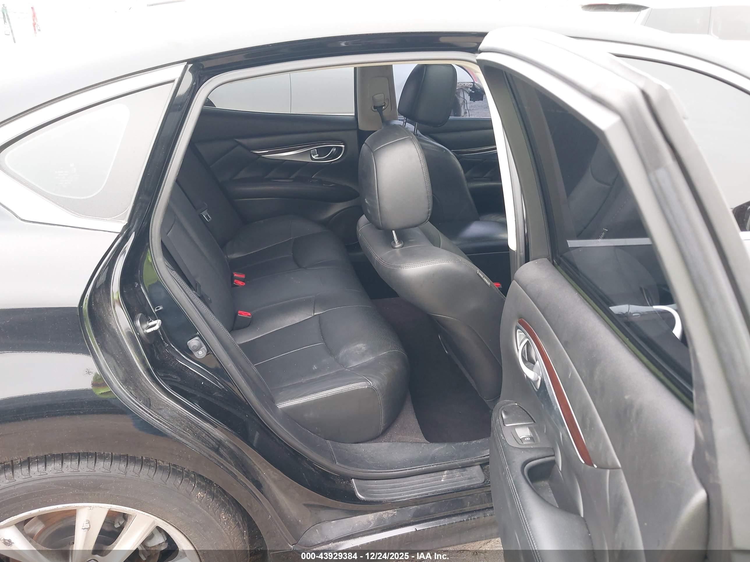 INFINITI Q70 image 8