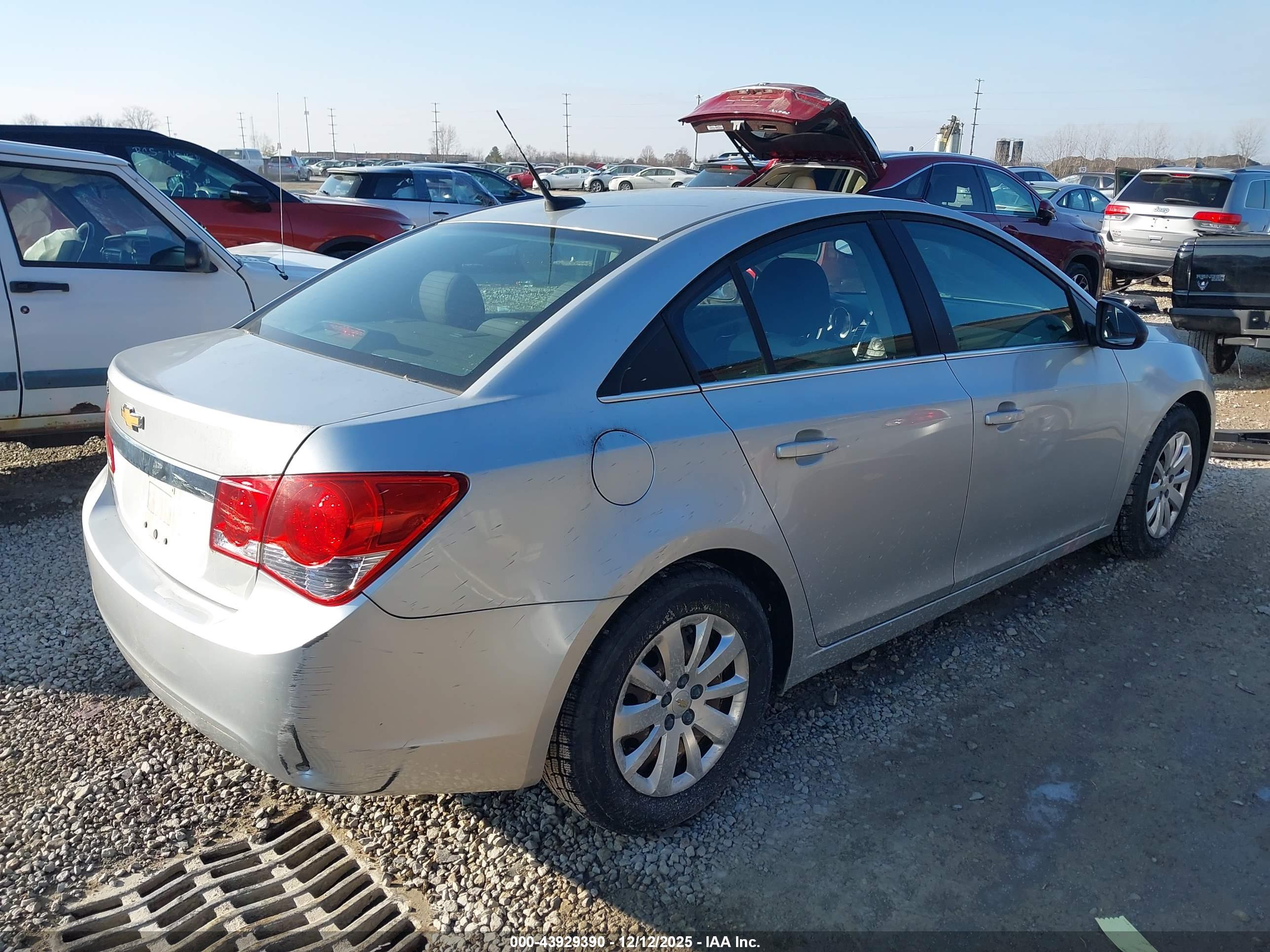 CHEVROLET CRUZE image 4