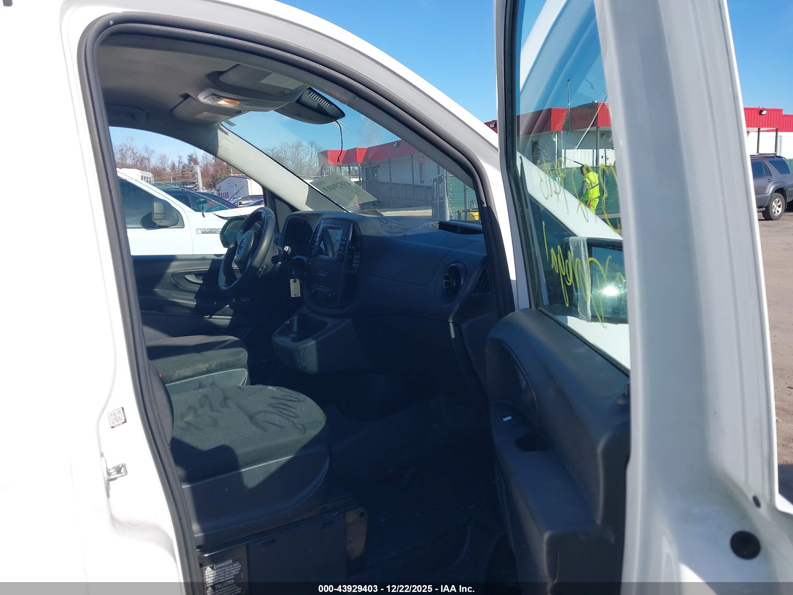 MERCEDES-BENZ METRIS image 5