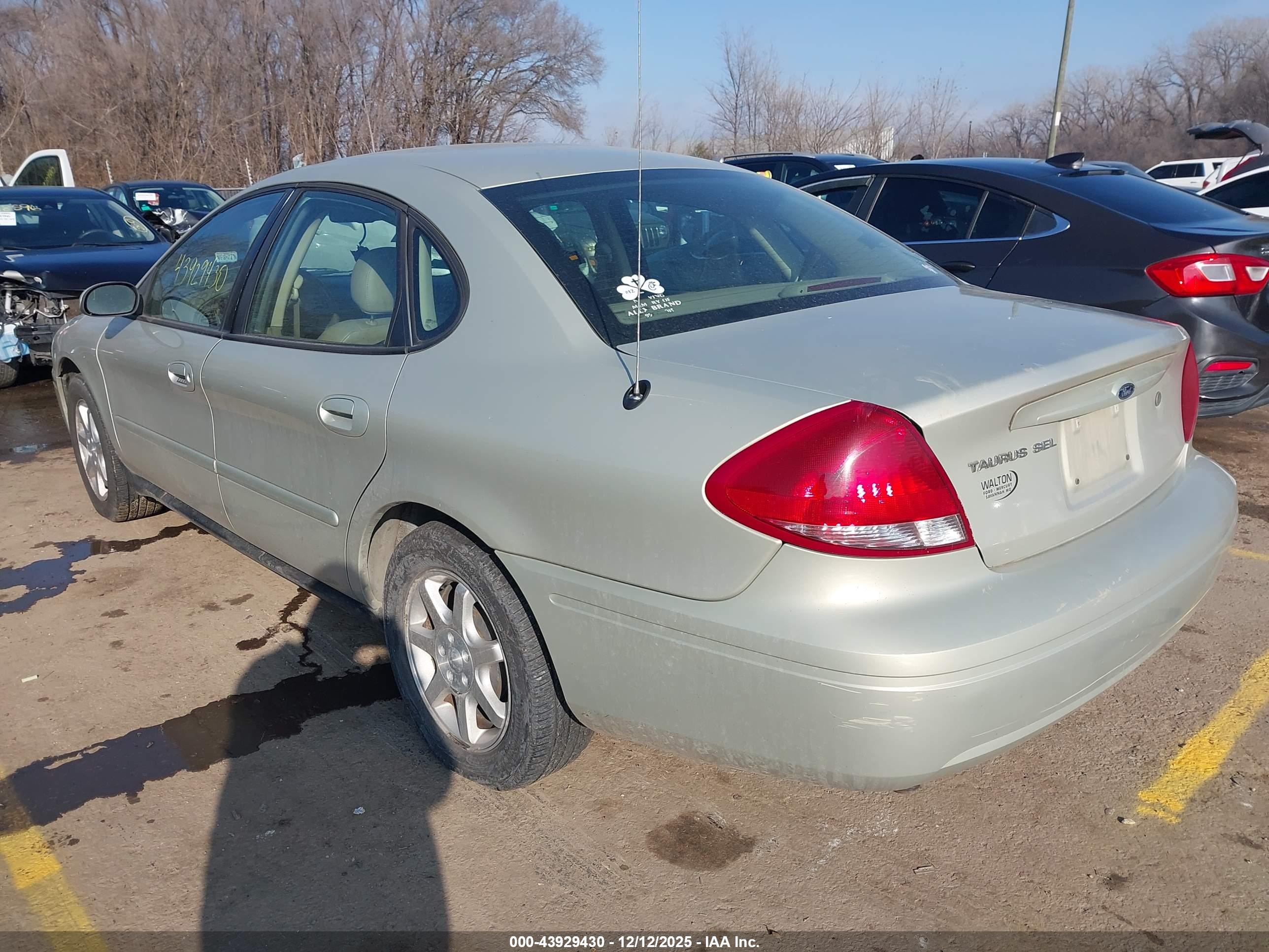FORD TAURUS image 3