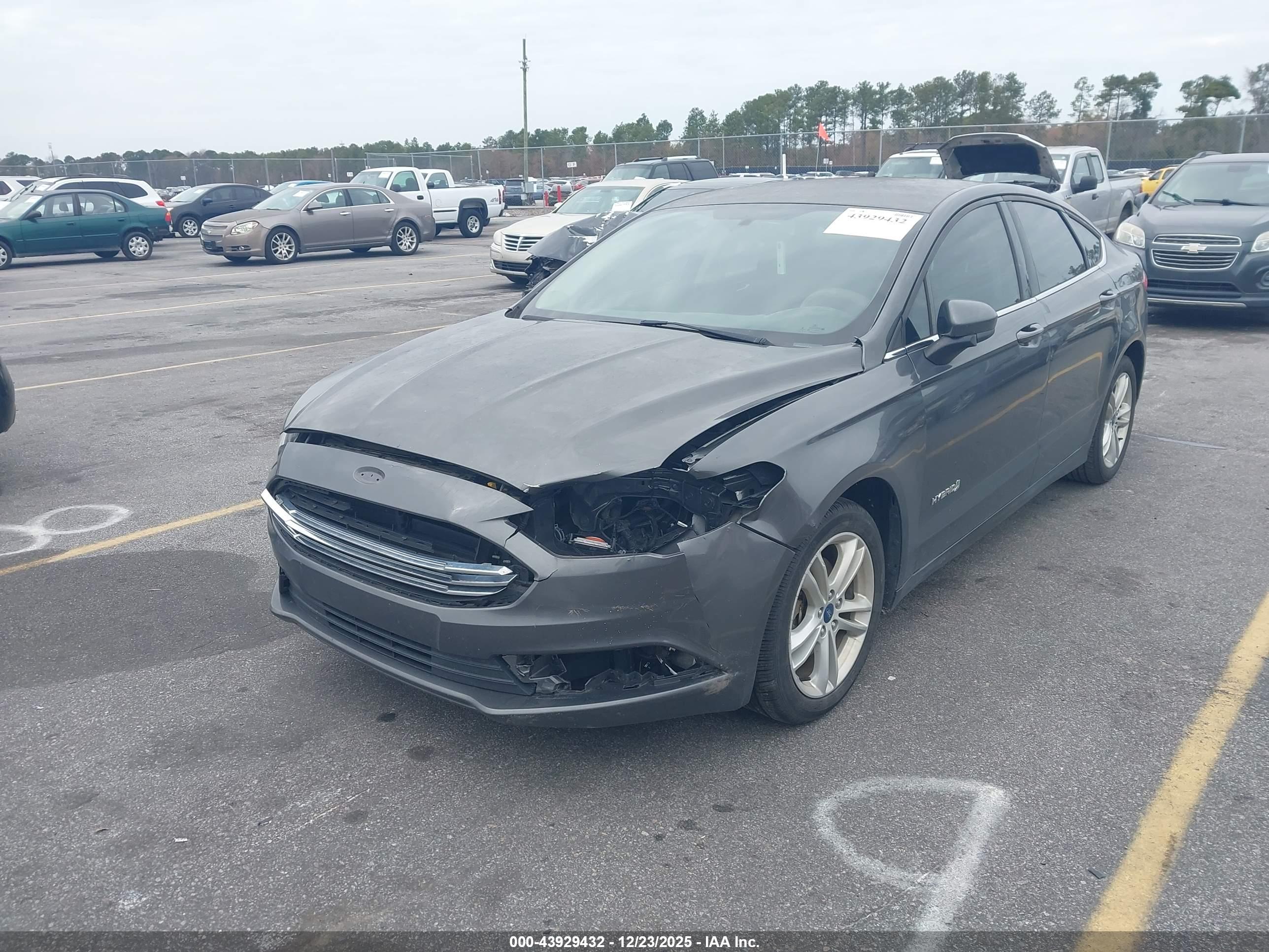 FORD FUSION image 2