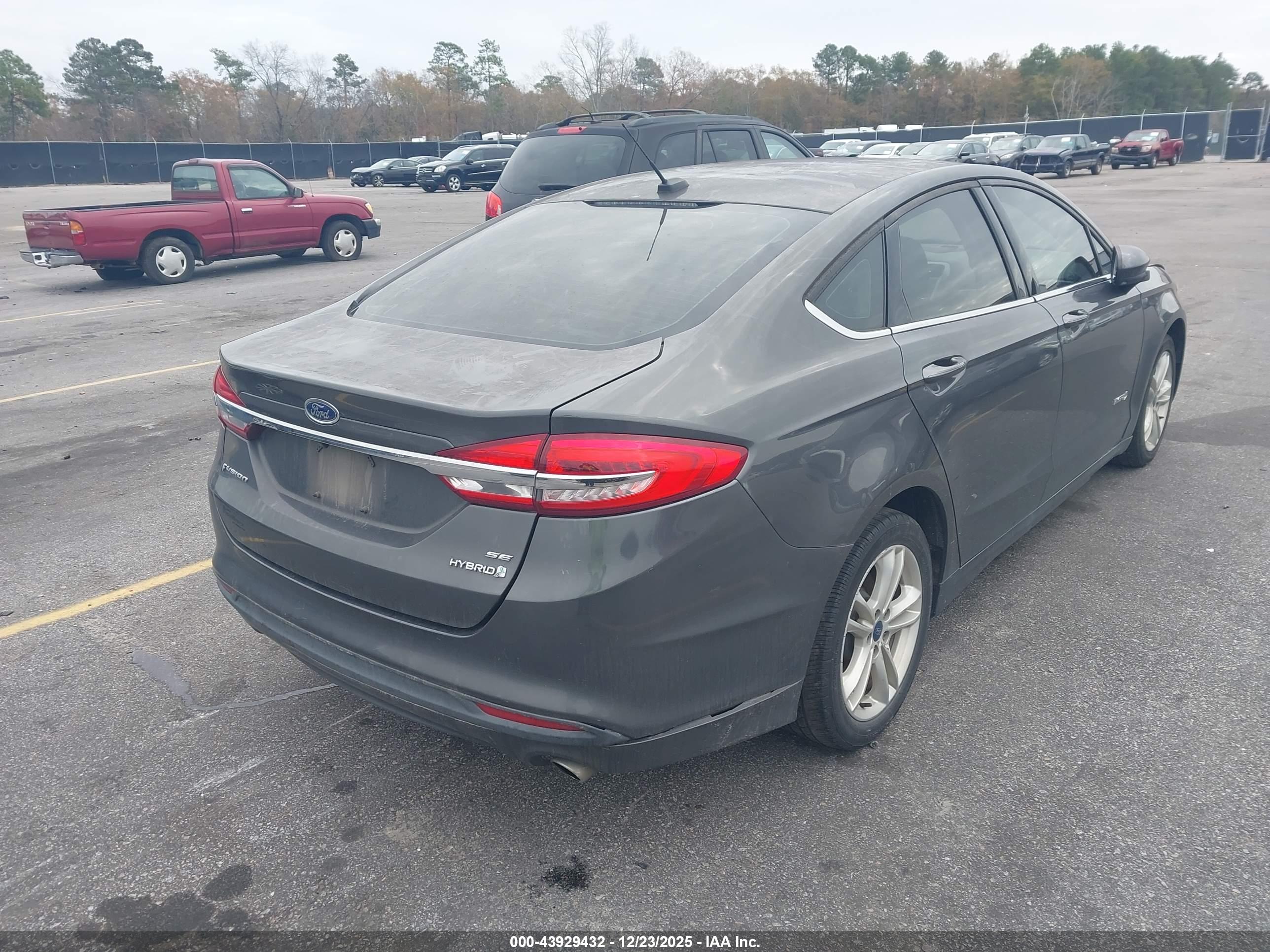 FORD FUSION image 4