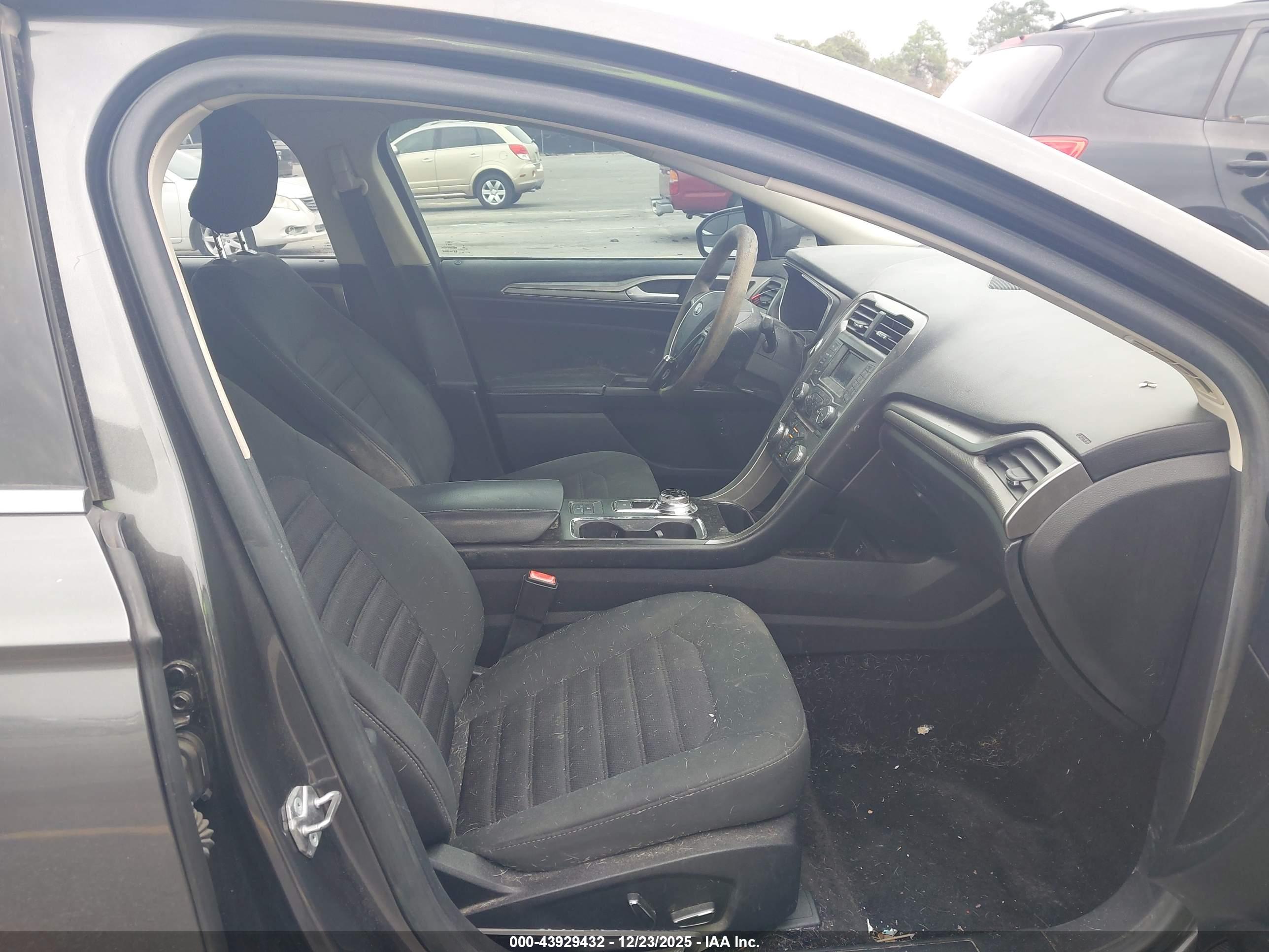 FORD FUSION image 5