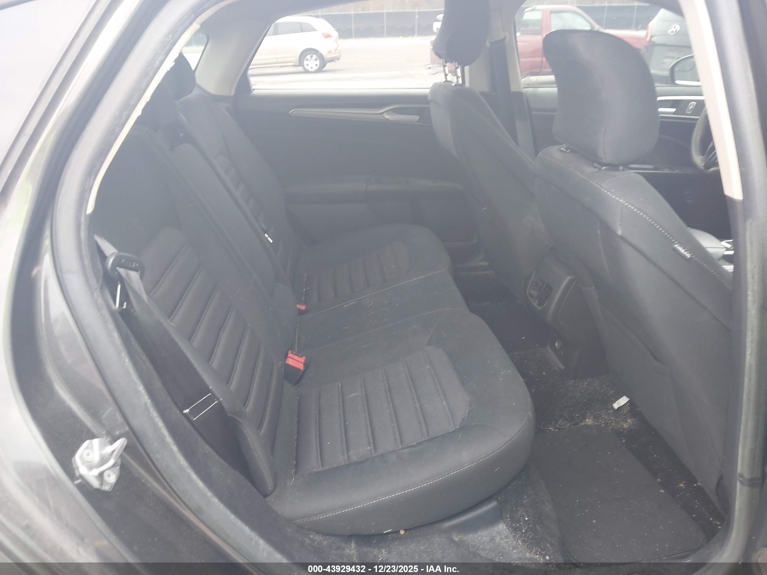FORD FUSION image 8