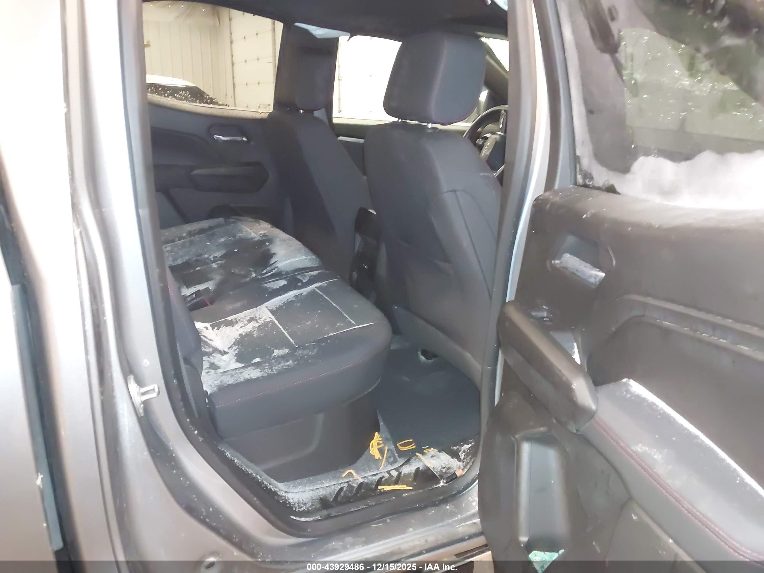 CHEVROLET COLORADO image 8