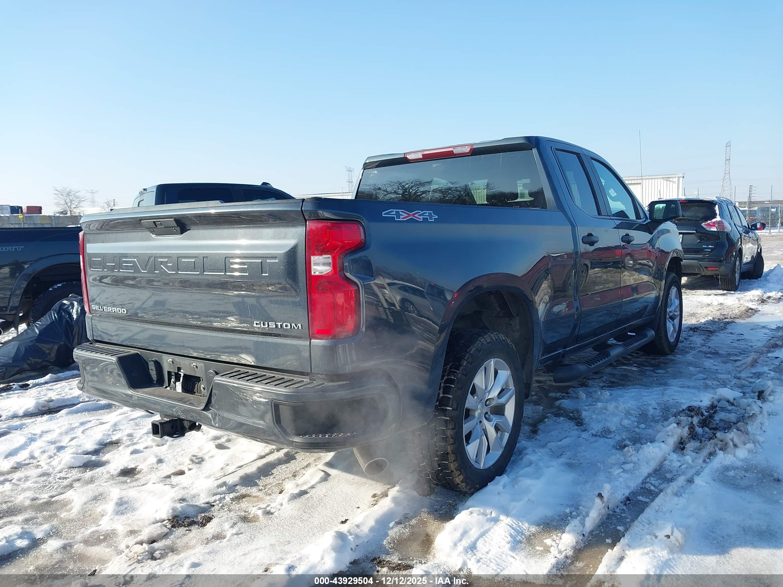 CHEVROLET SILVERADO image 4