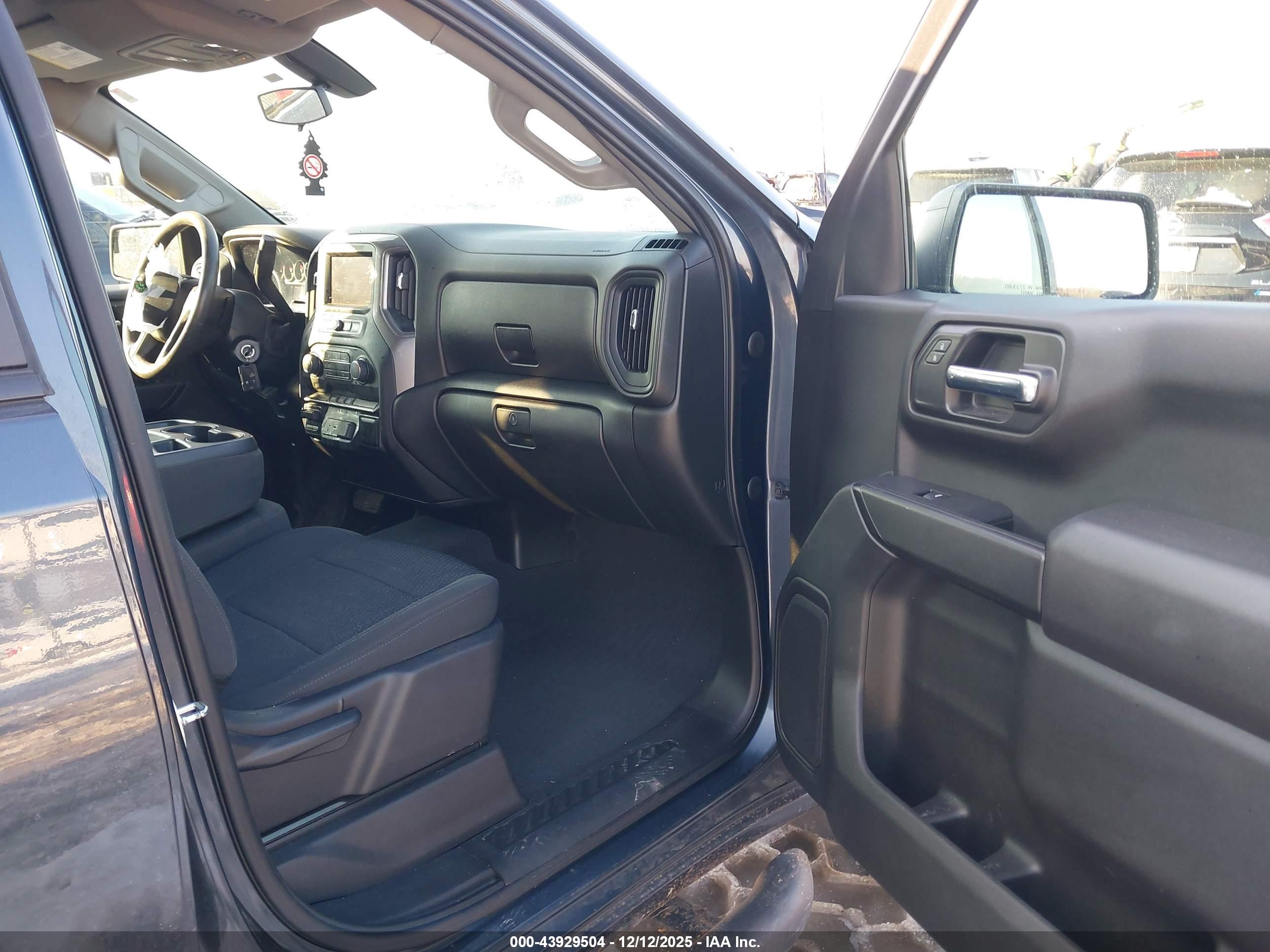 CHEVROLET SILVERADO image 5