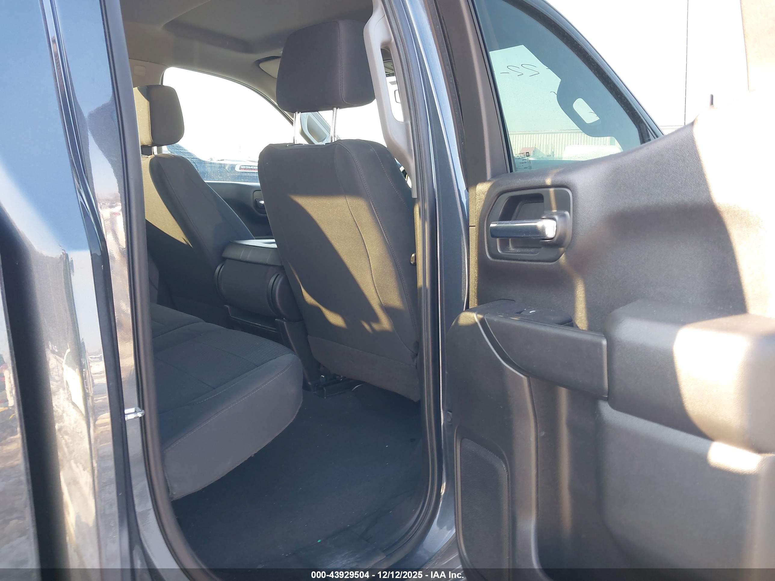 CHEVROLET SILVERADO image 8
