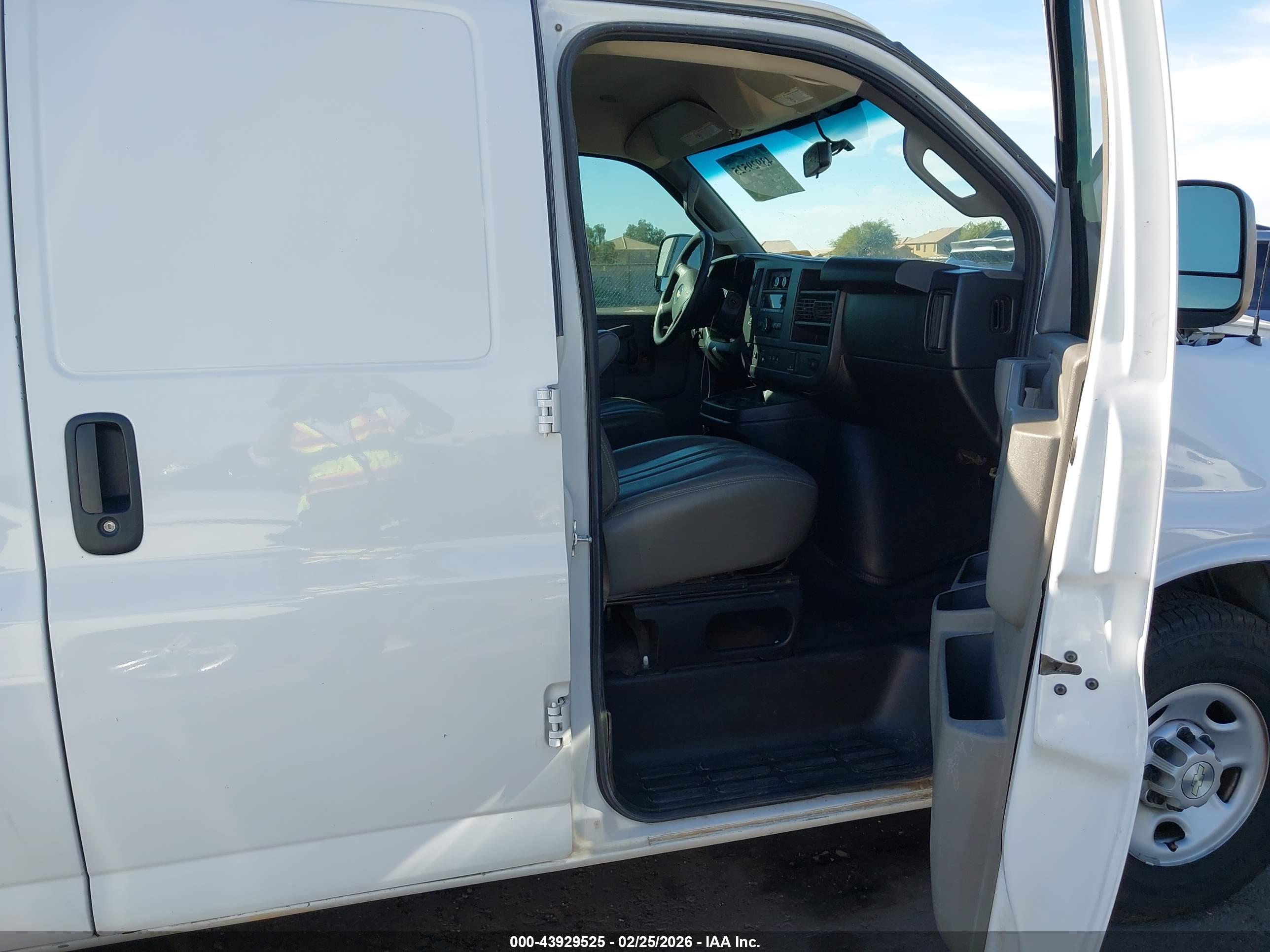 CHEVROLET EXPRESS image 5