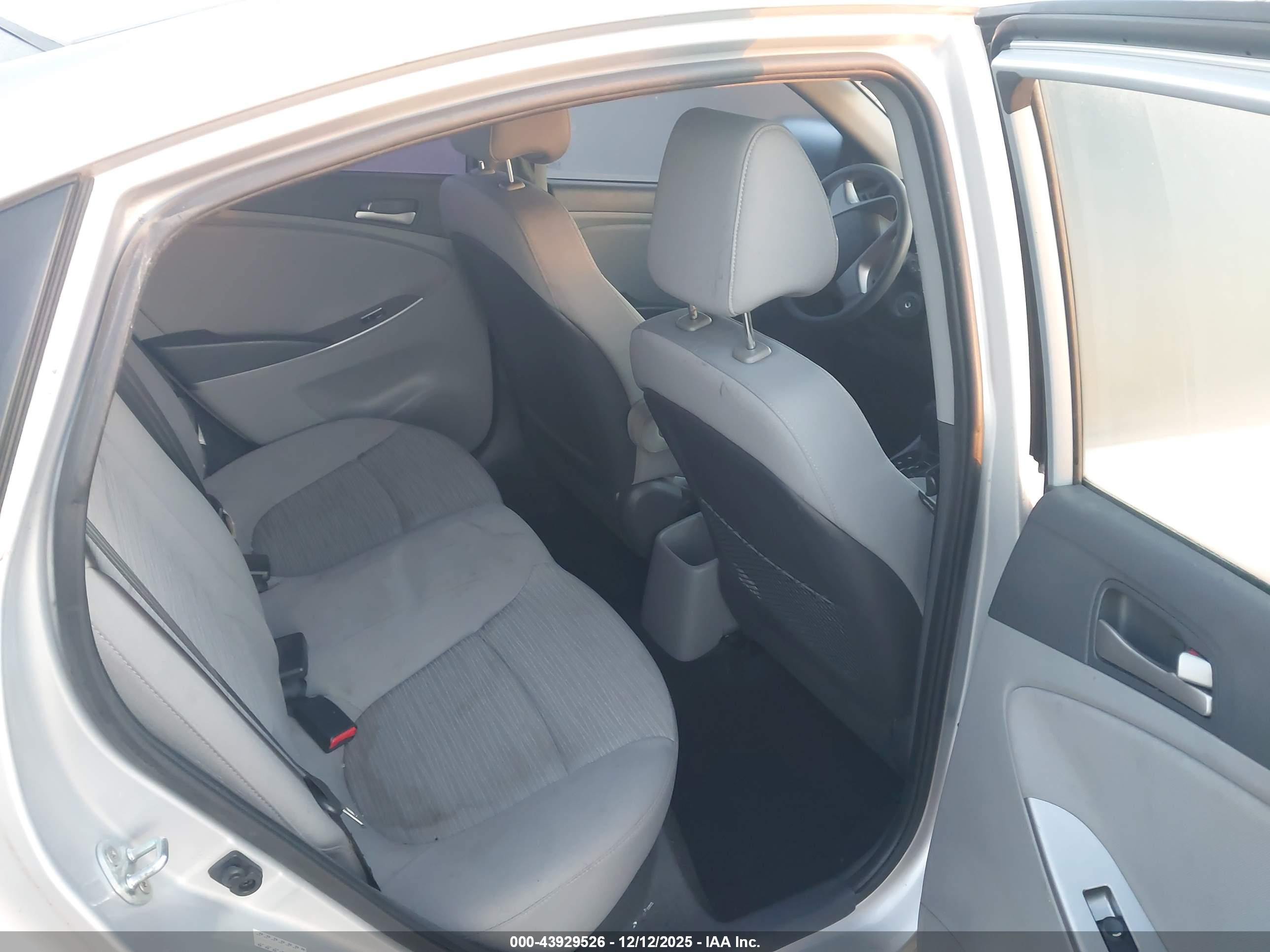 HYUNDAI ACCENT image 8