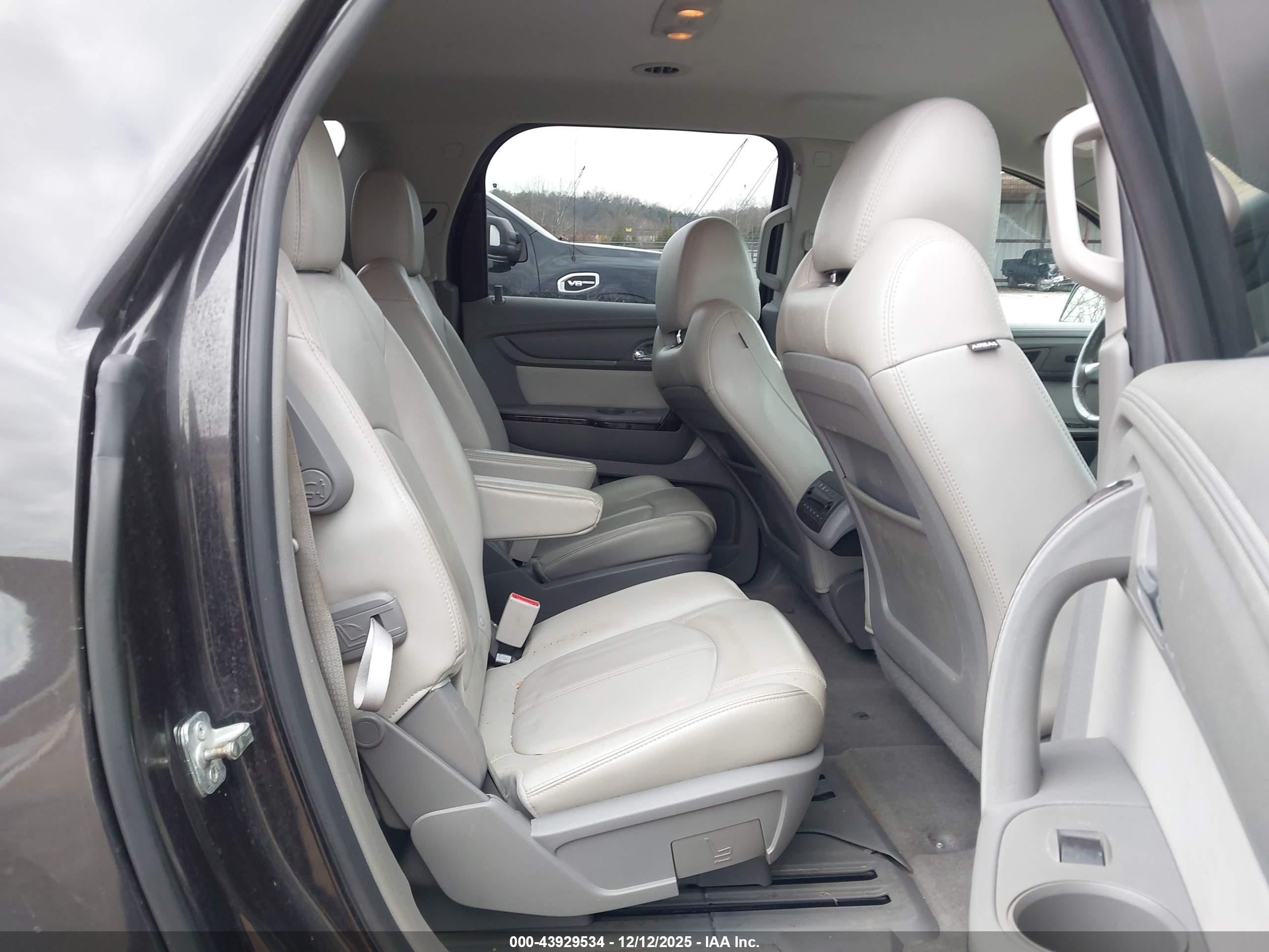 GMC ACADIA image 8