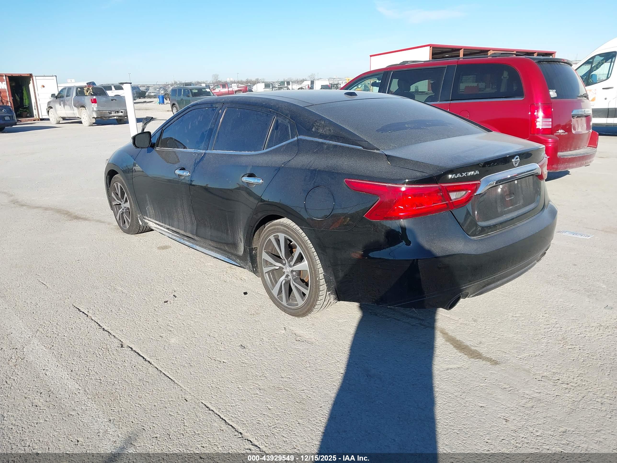 NISSAN MAXIMA image 3