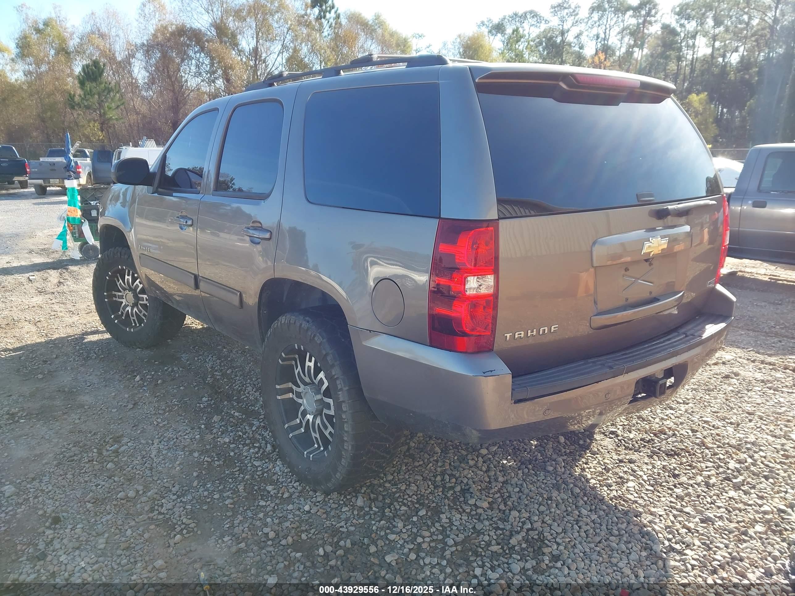 CHEVROLET TAHOE image 3