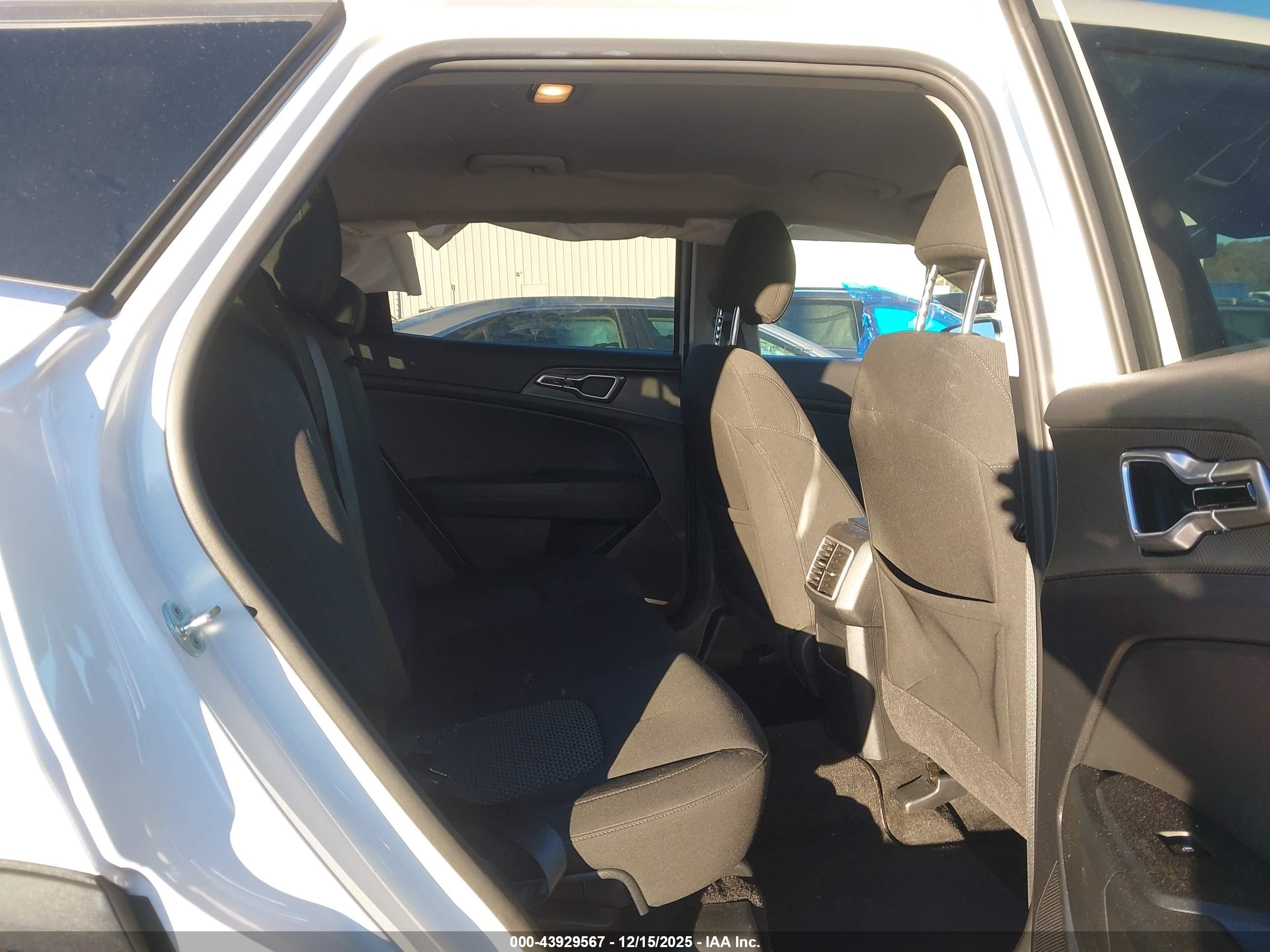 KIA SPORTAGE image 8