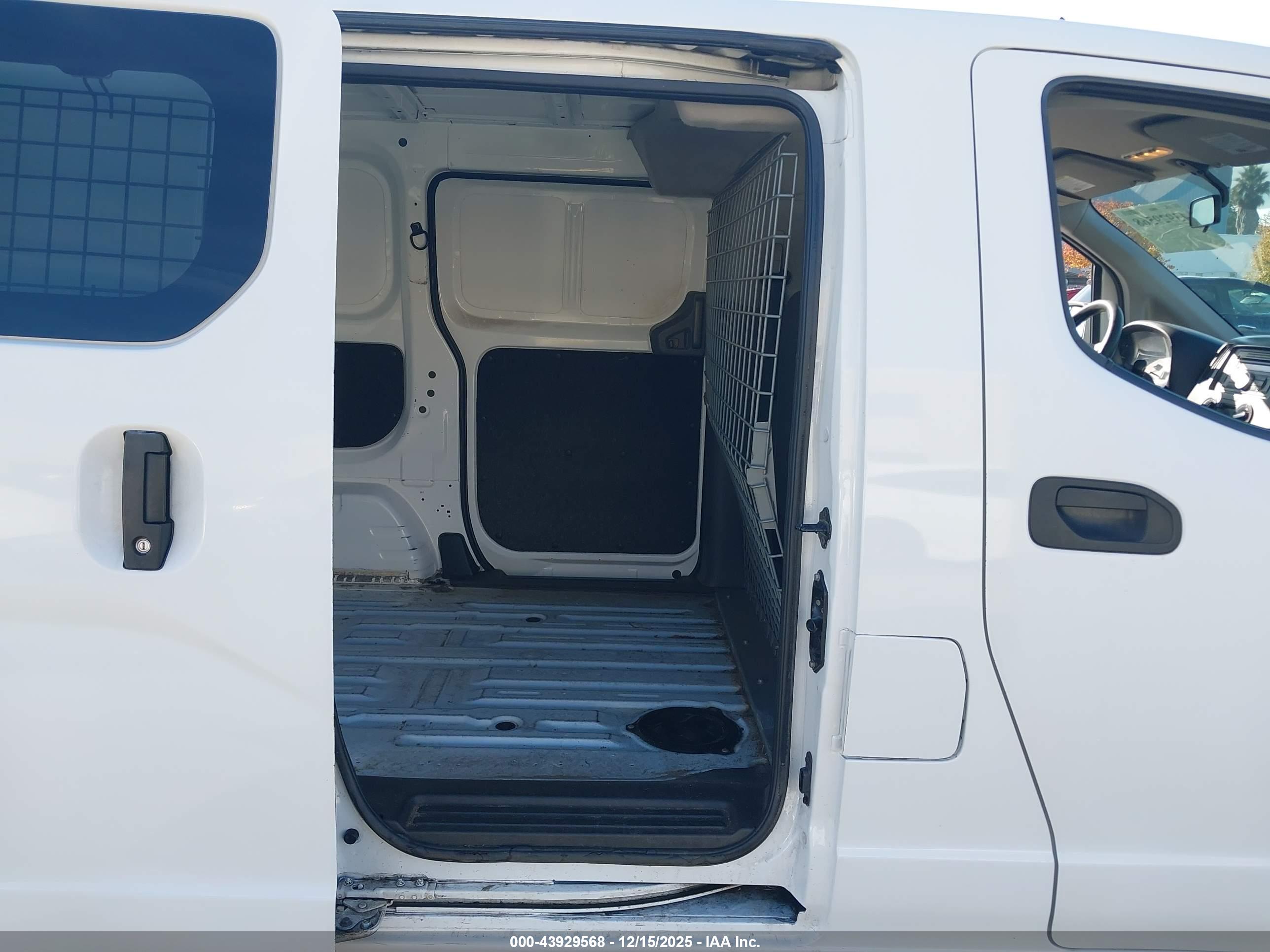 NISSAN NV200 image 8