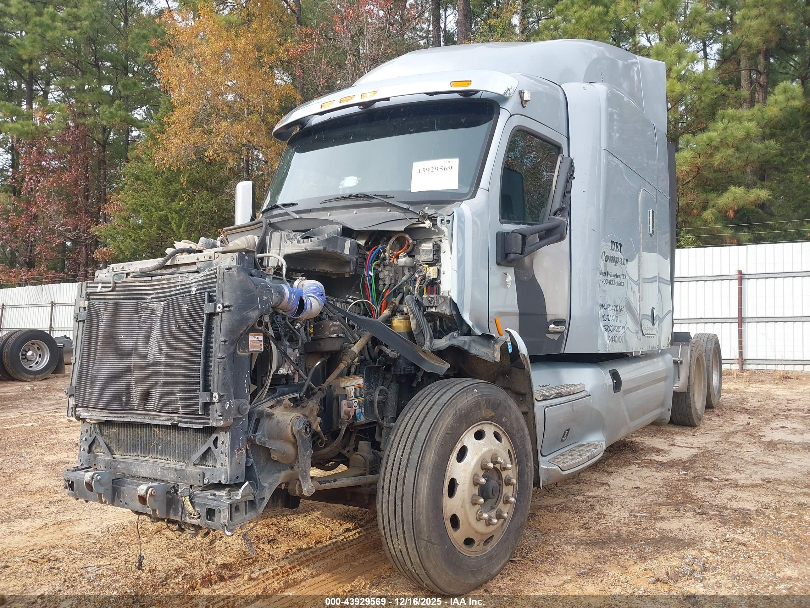 PETERBILT 579 image 2