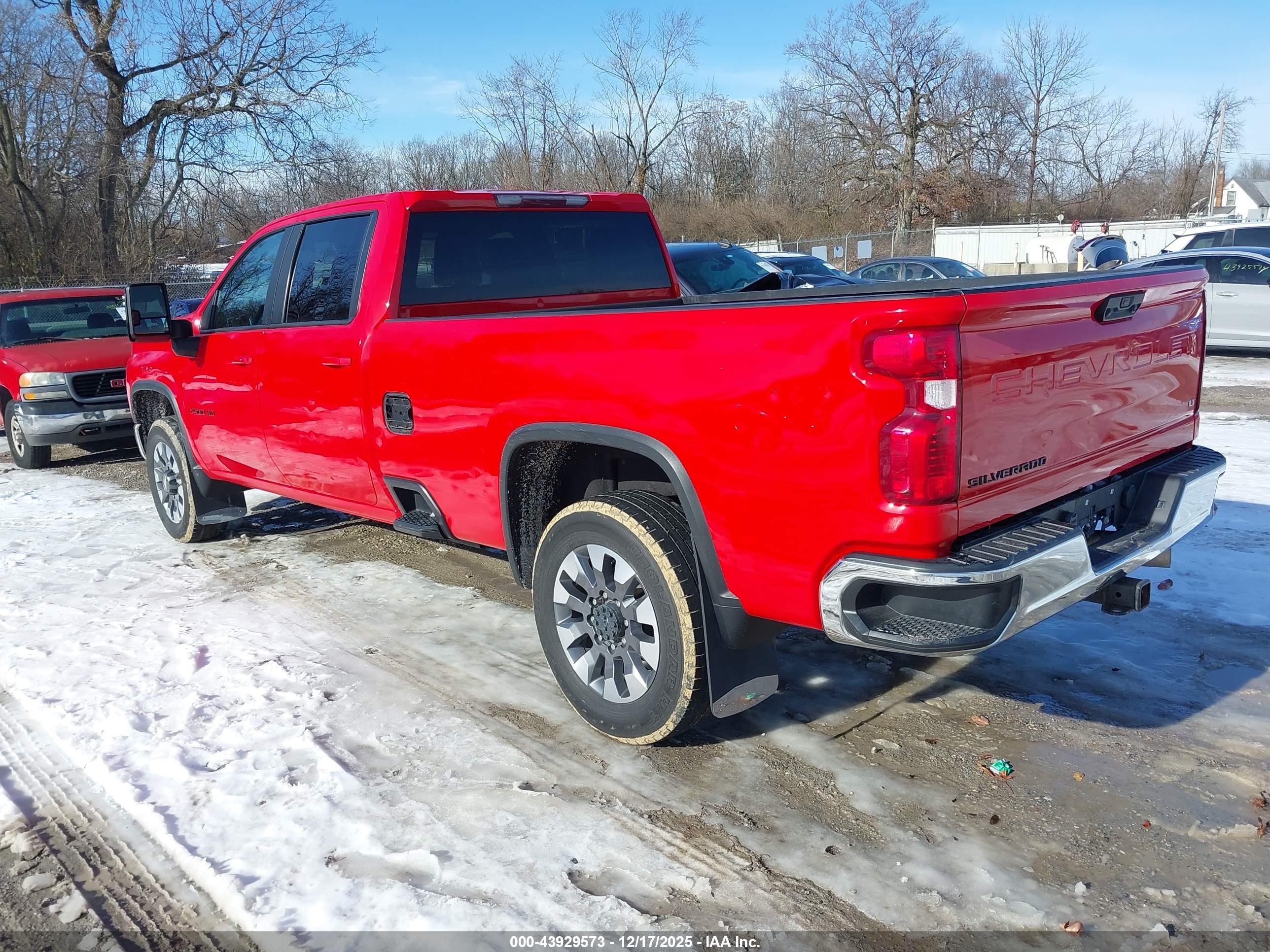 CHEVROLET SILVERADO image 3