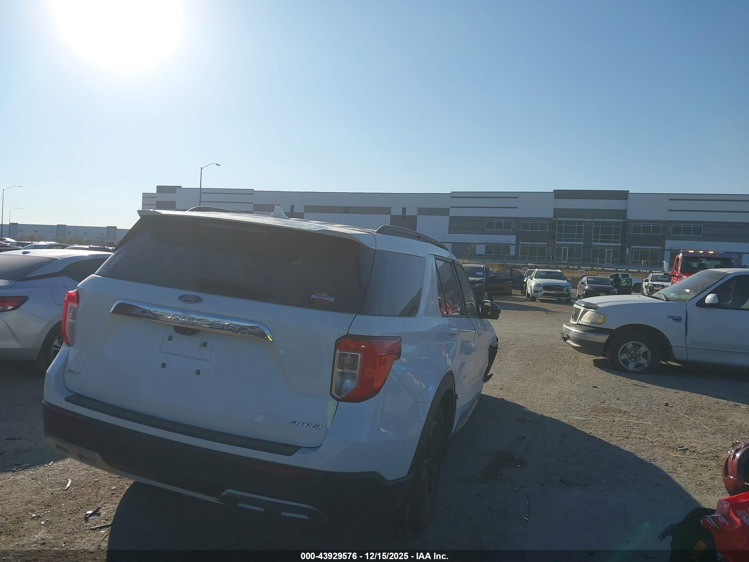 FORD EXPLORER image 4