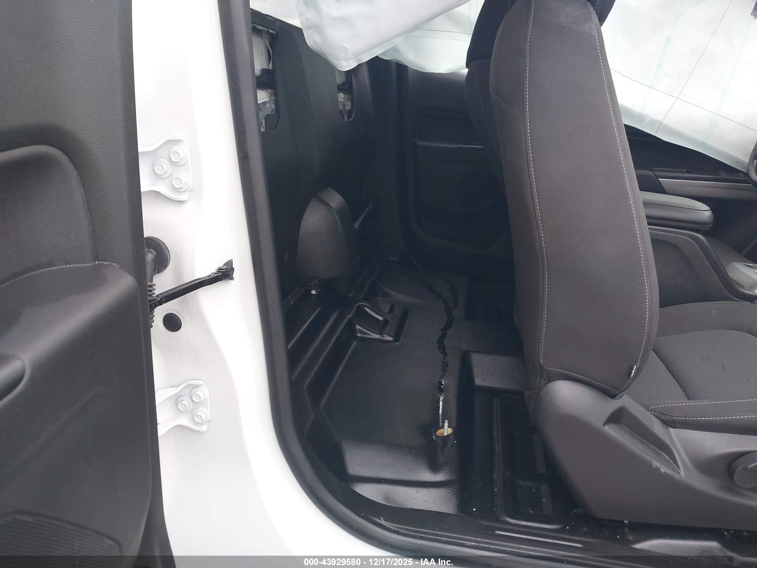 CHEVROLET COLORADO image 8