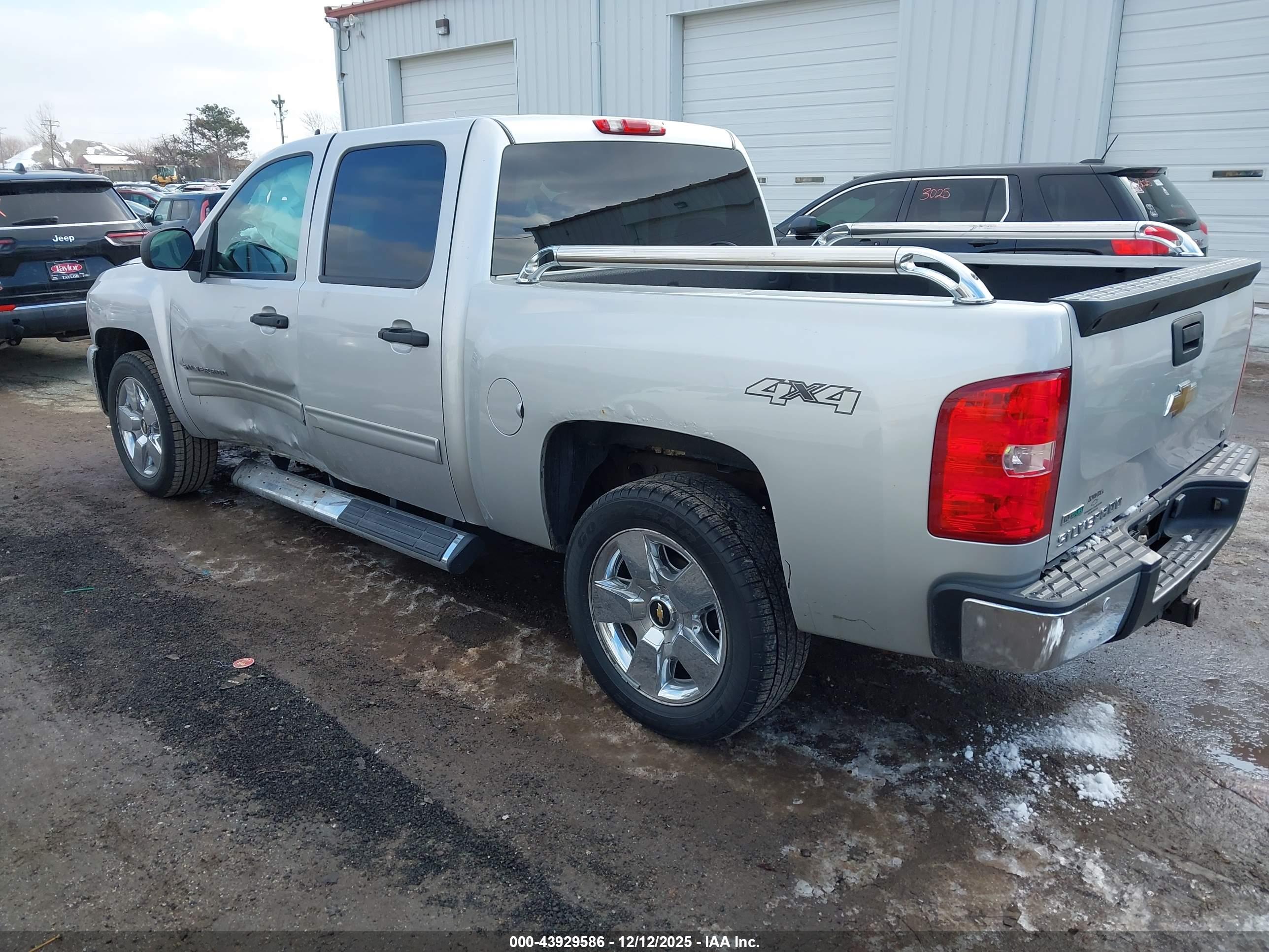 CHEVROLET SILVERADO image 3