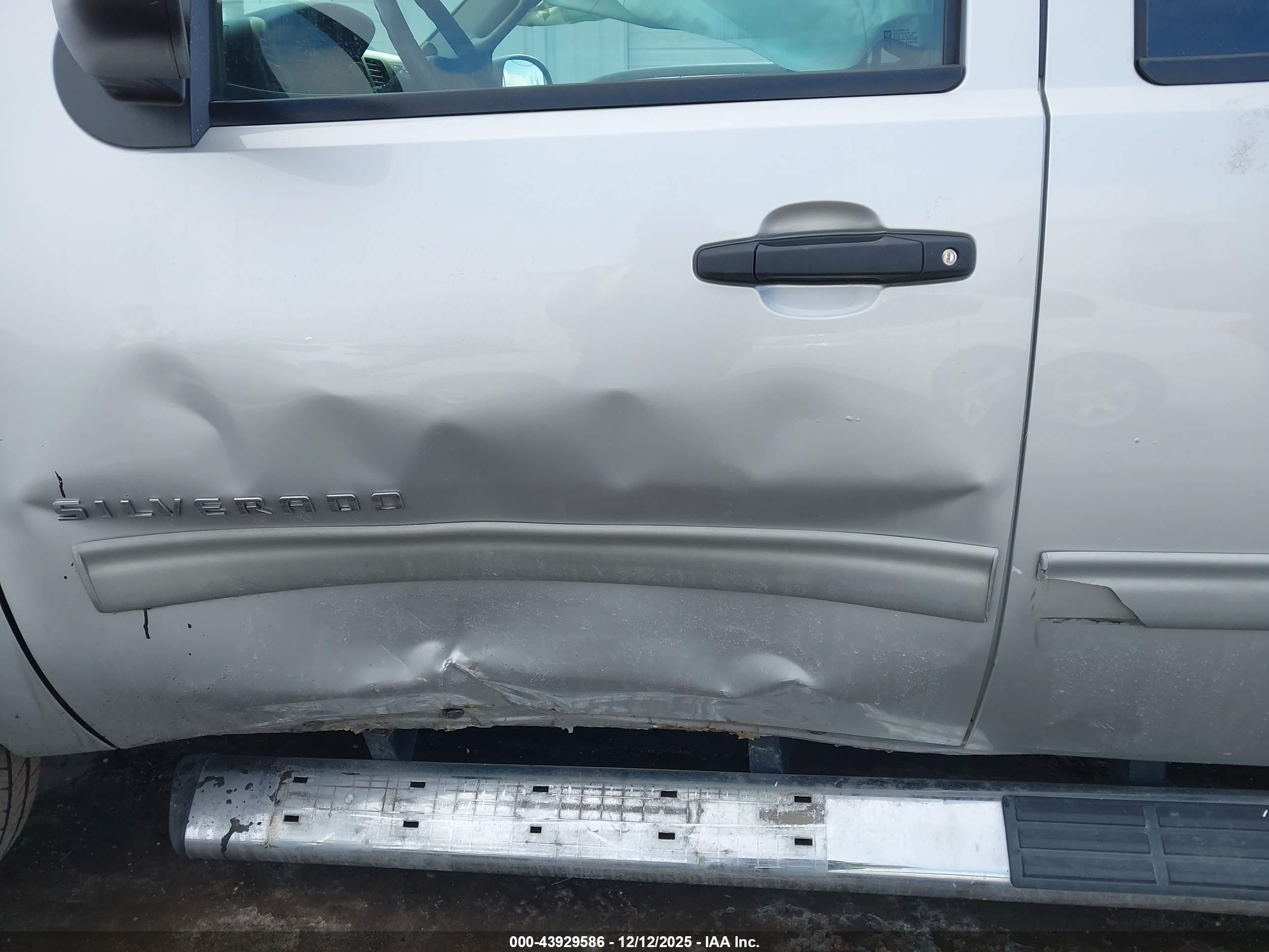 CHEVROLET SILVERADO image 6