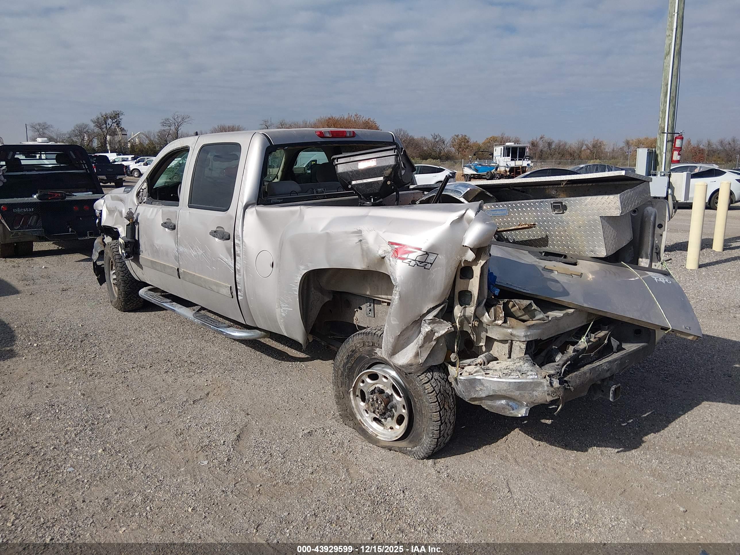 CHEVROLET SILVERADO image 3