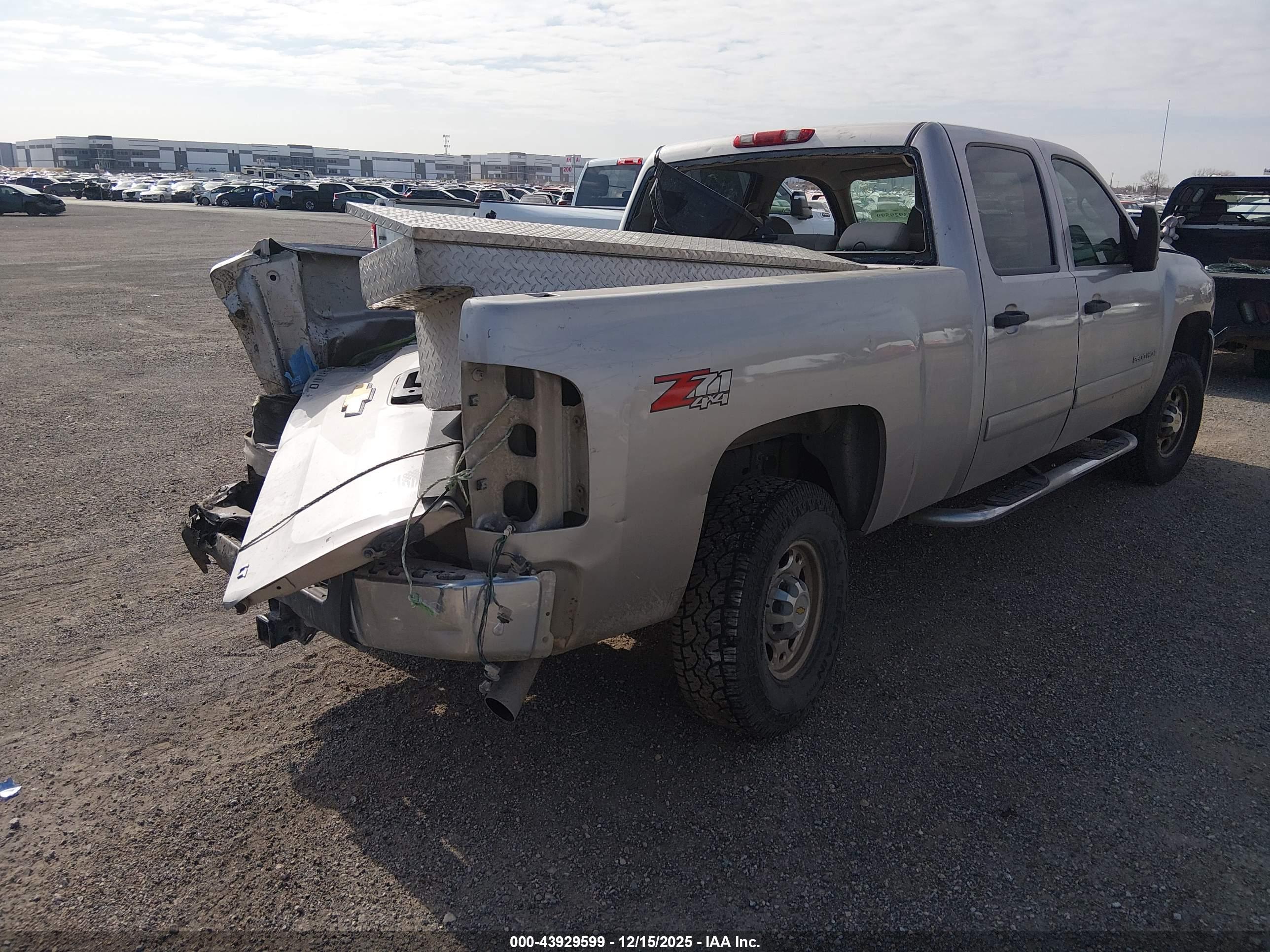 CHEVROLET SILVERADO image 4