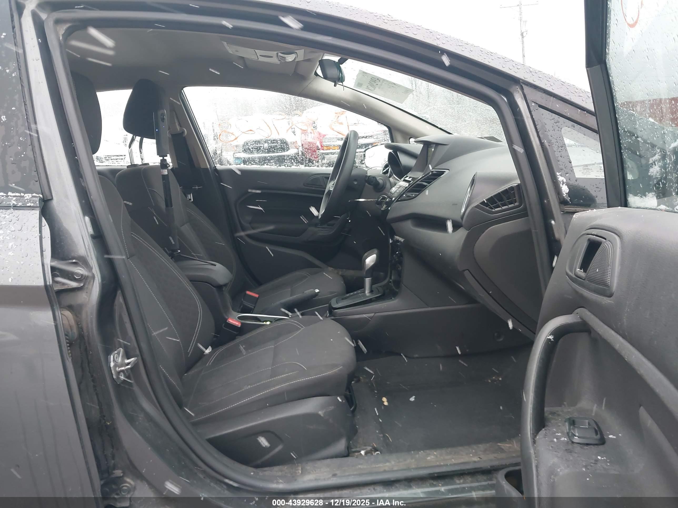FORD FIESTA image 5